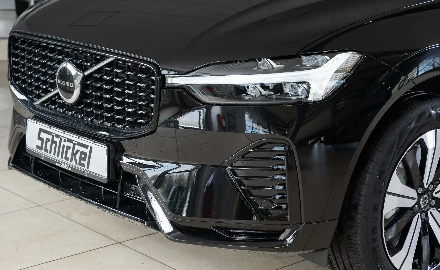 Volvo XC60 T6 Plus Dark Recharge Plug-In Hybrid AWD Schwarz - 2