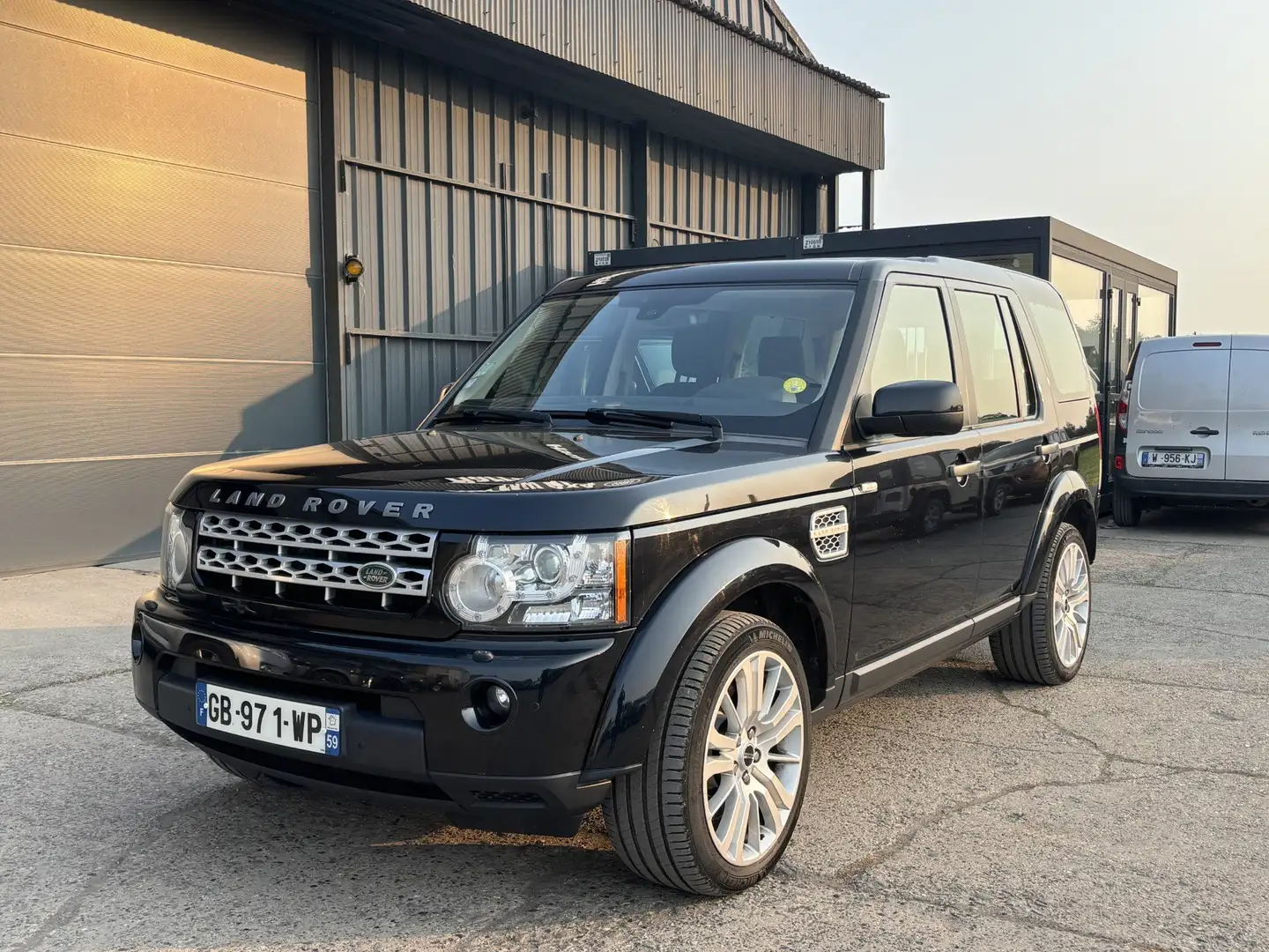 Land Rover Discovery 4 Mark II TDV6 3.0L 155kW SE A Noir - 2