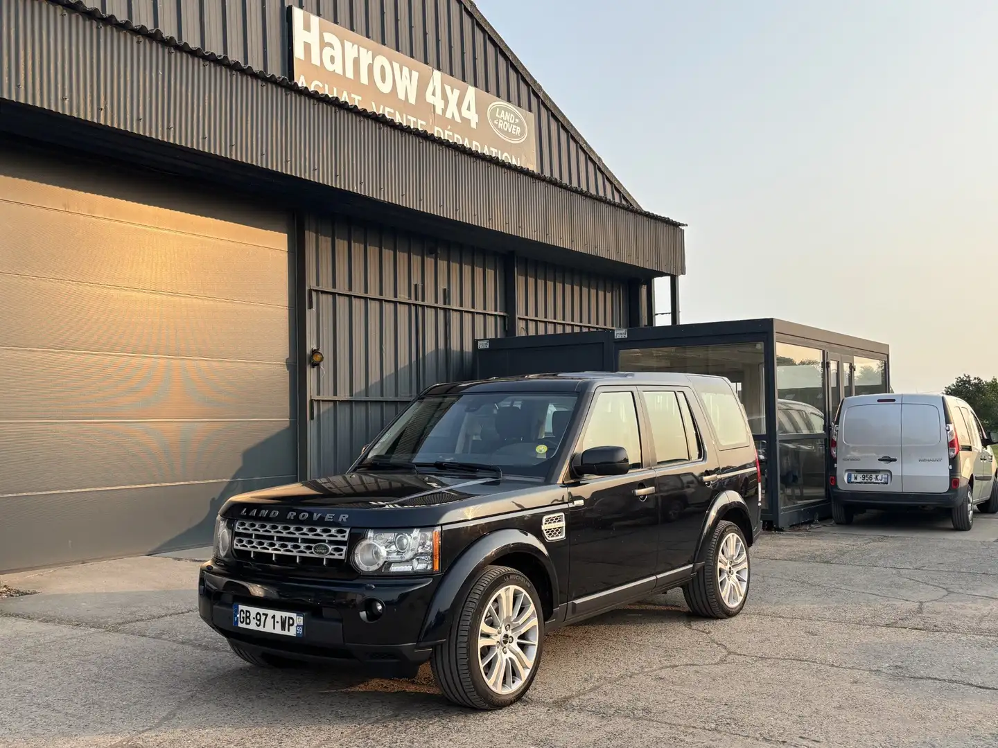 Land Rover Discovery 4 Mark II TDV6 3.0L 155kW SE A Noir - 1