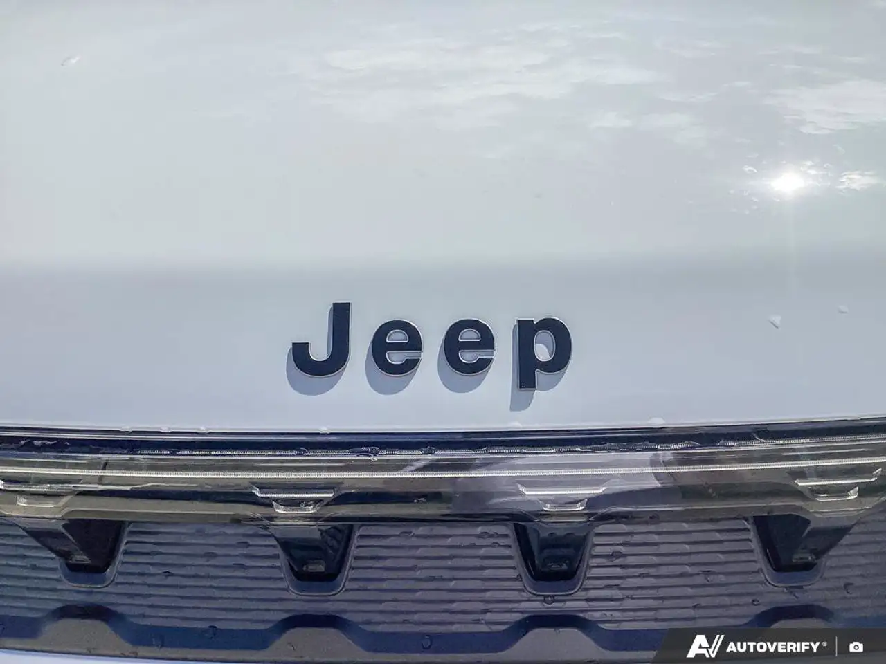 Jeep Grand Wagoneer снимка Jeep Grand Wagoneer