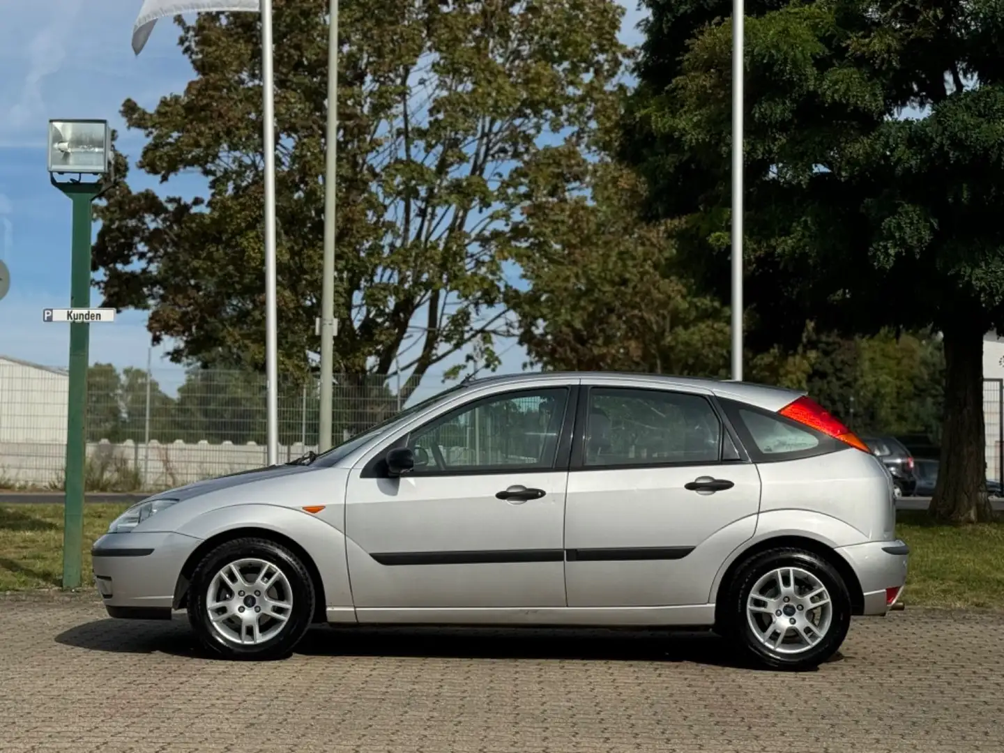 Ford Focus 1.6 Trend*KLIMAAUT.*PDC*E-PAKET*TÜV NEU* Silber - 2