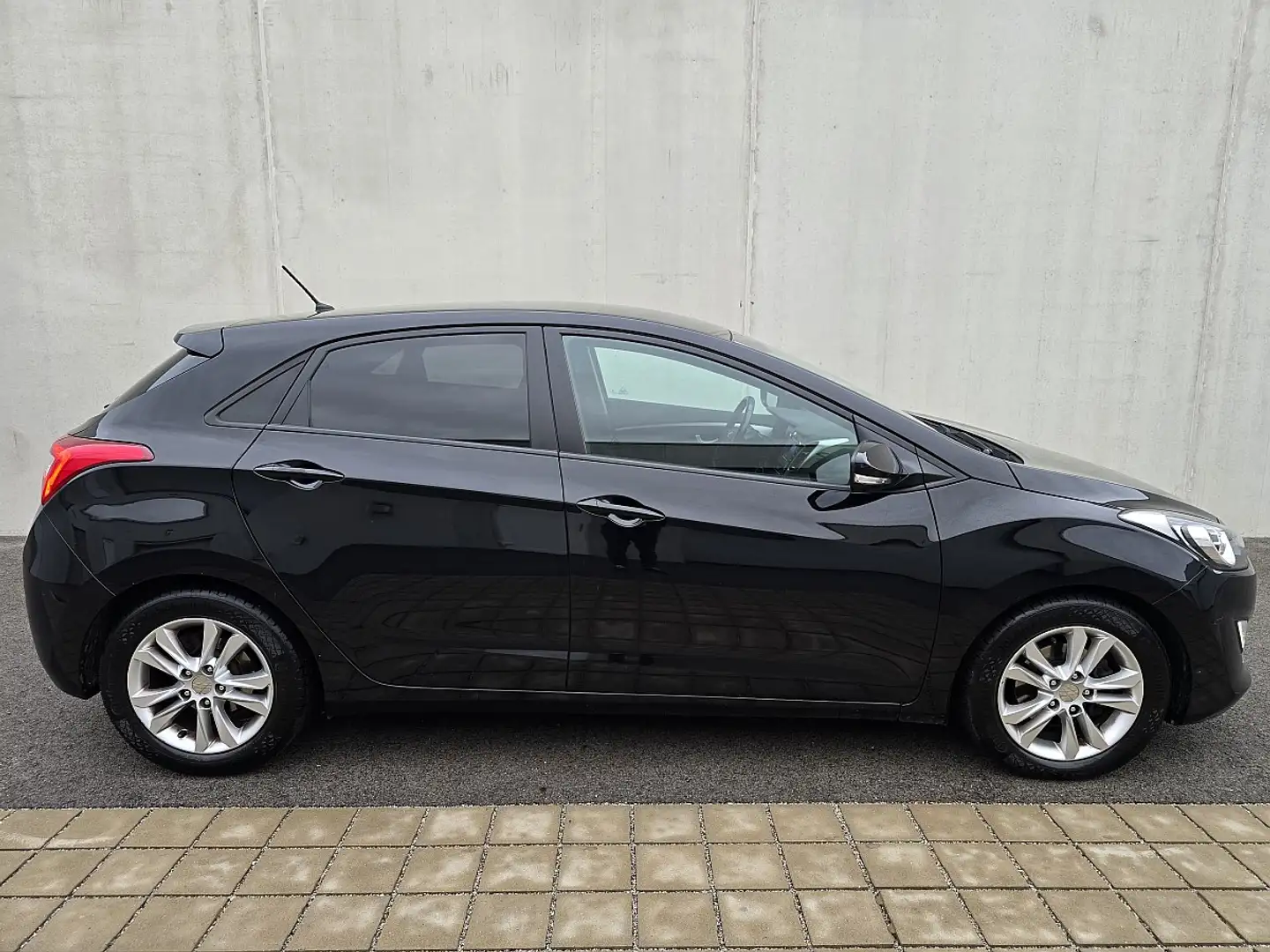 Hyundai i30 1,6 CRDi *1.Besitz *Sitzheizung *PDC *AHK abneh... Schwarz - 2