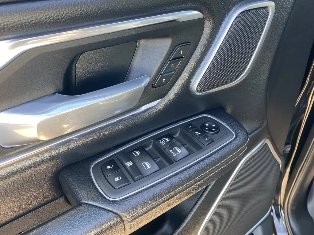 2021 RAM 1500 Crew Cab Laramie | 4X4 | Push Start | Parking Cam — photo 5