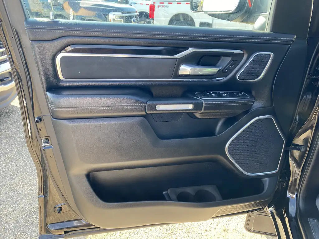 2021 RAM 1500 Crew Cab Laramie | 4X4 | Push Start | Parking Cam — photo 6