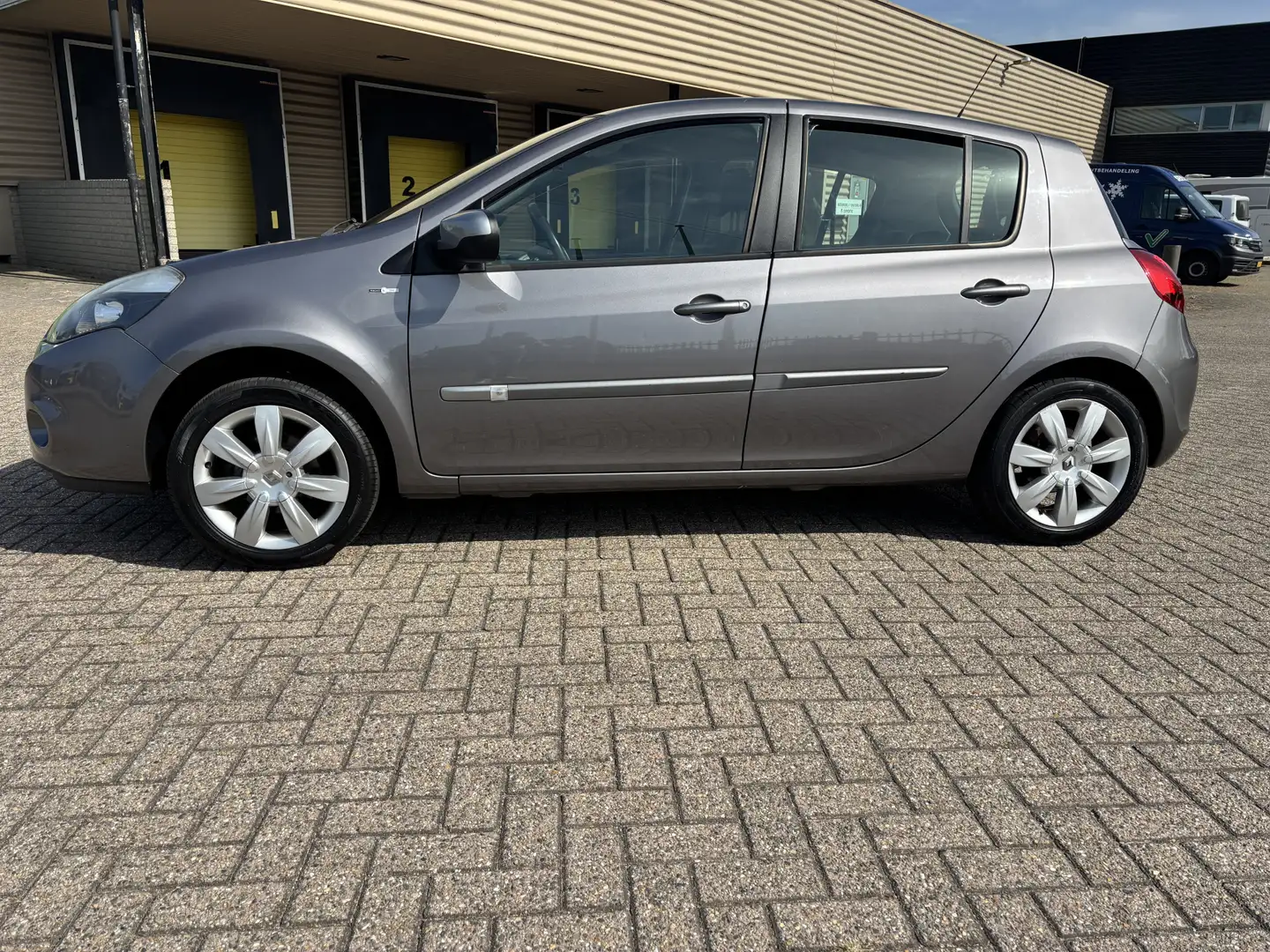 Renault Clio 1.2 TCe Night & Day 5 Deurs [ navi,ecc,cruise,lmv Grau - 2