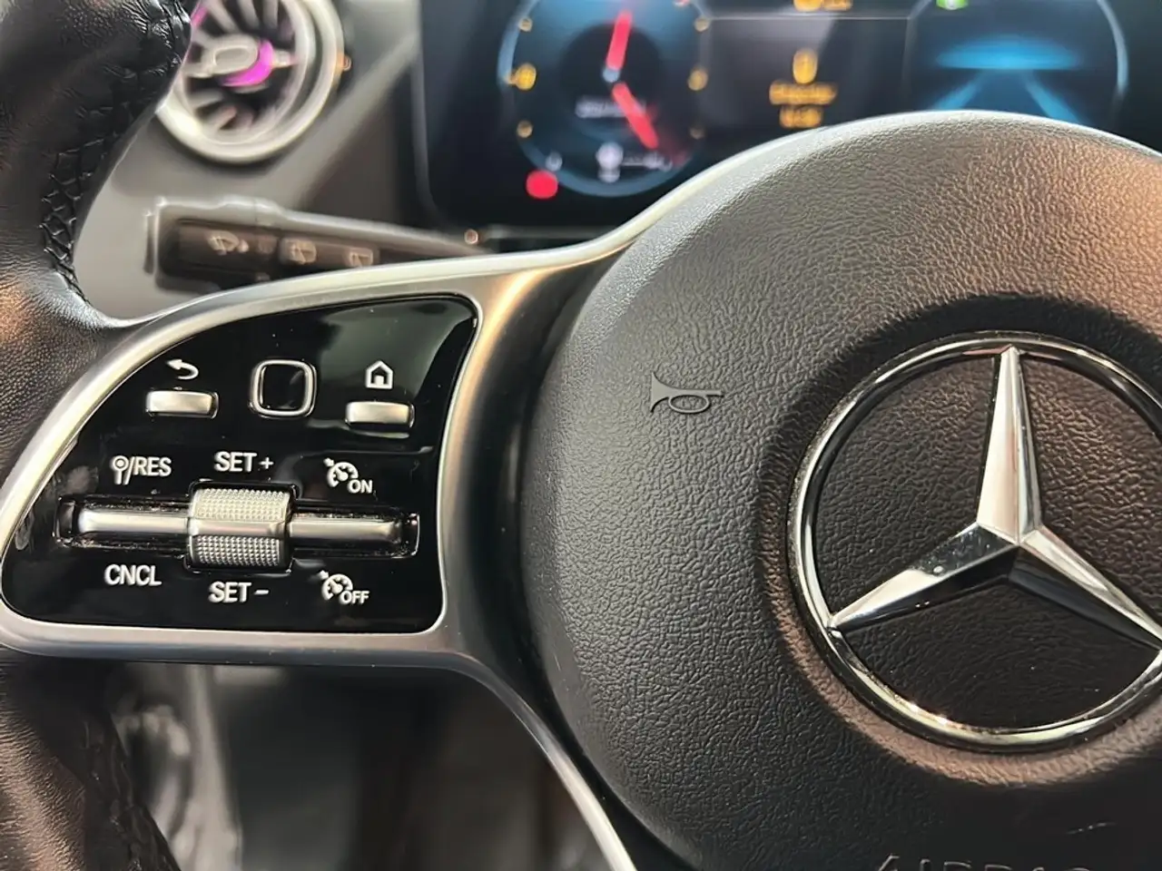 Mercedes-Benz GLA снимка Mercedes-Benz GLA