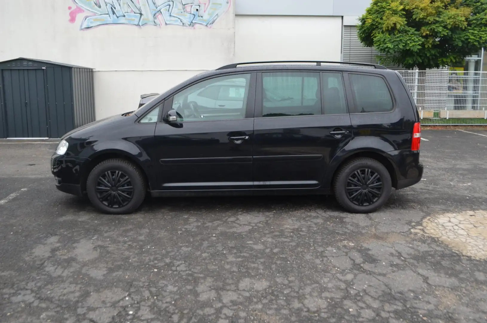 Volkswagen Touran 1.6 *2.HAND*KLIMA*SPORTSITZE*SITZHEIZUNG* Schwarz - 2