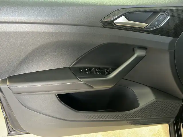 Volkswagen T-Cross view 9