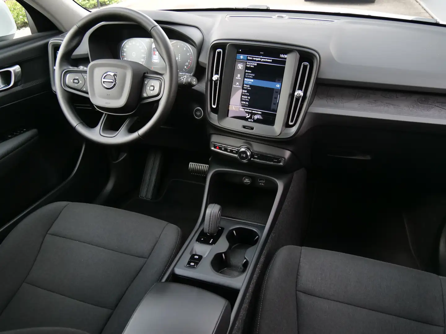 Volvo XC40 1.5 T2 130pk Momentum Core Automaat LED / Apple Ca Wit - 2