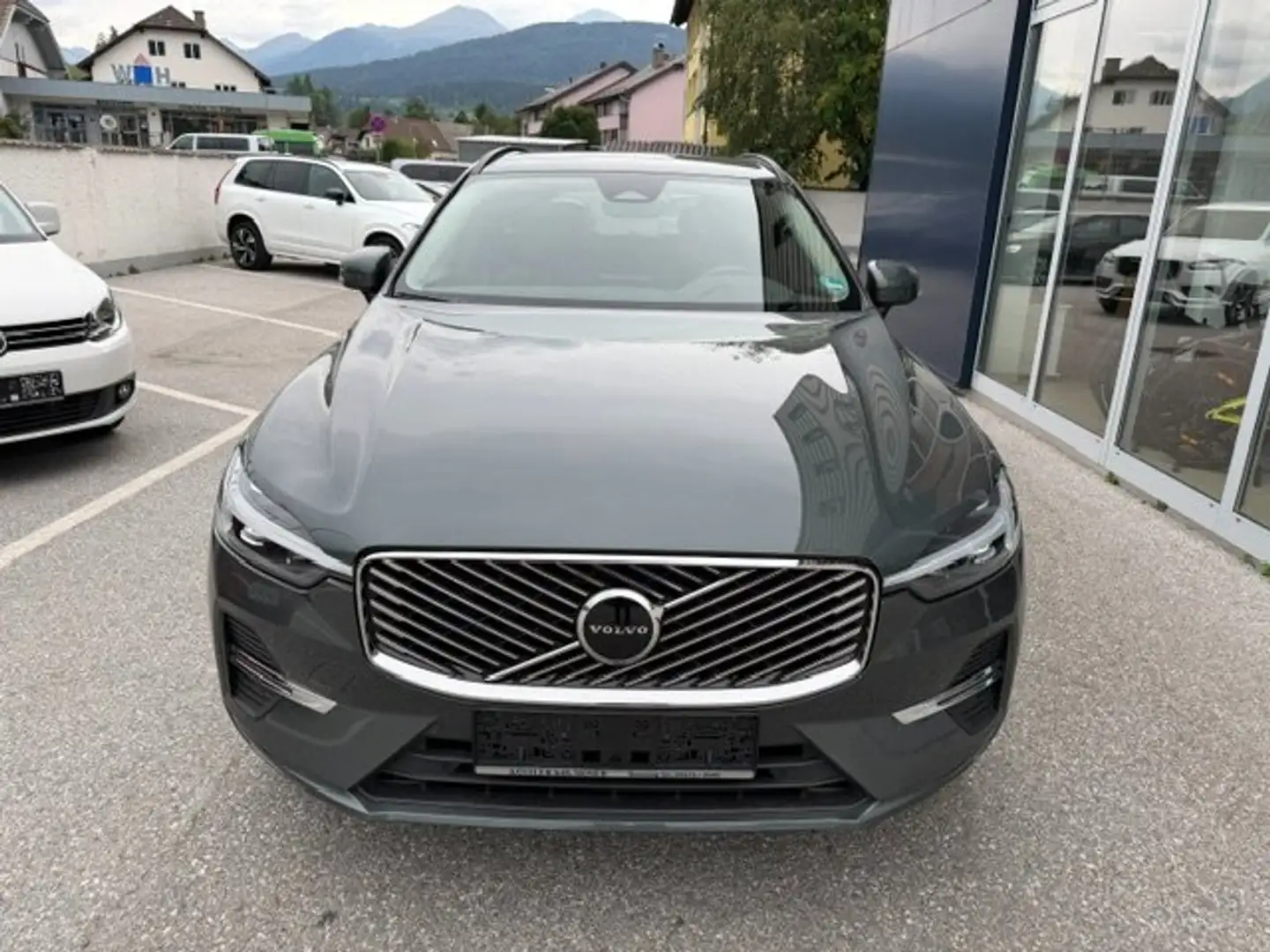 Volvo XC60 B5 Core AWD Bezin Allrad *EZ:12/2025*16.000km* Grün - 2