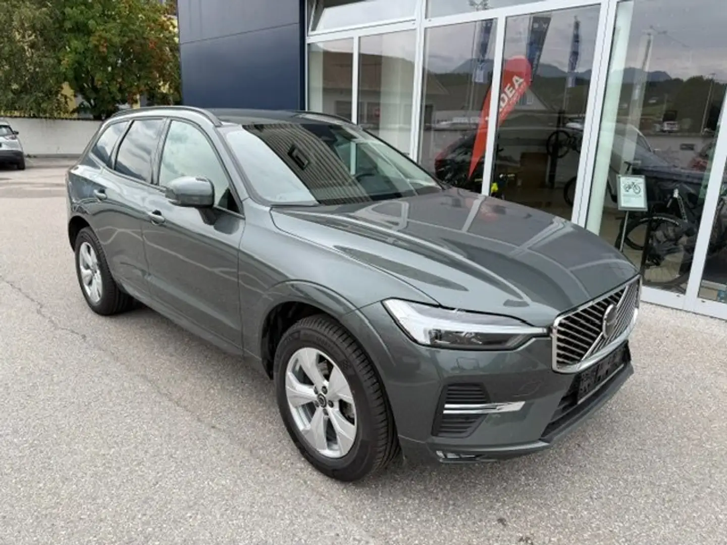 Volvo XC60 B5 Core AWD Bezin Allrad *EZ:12/2025*16.000km* Grün - 1