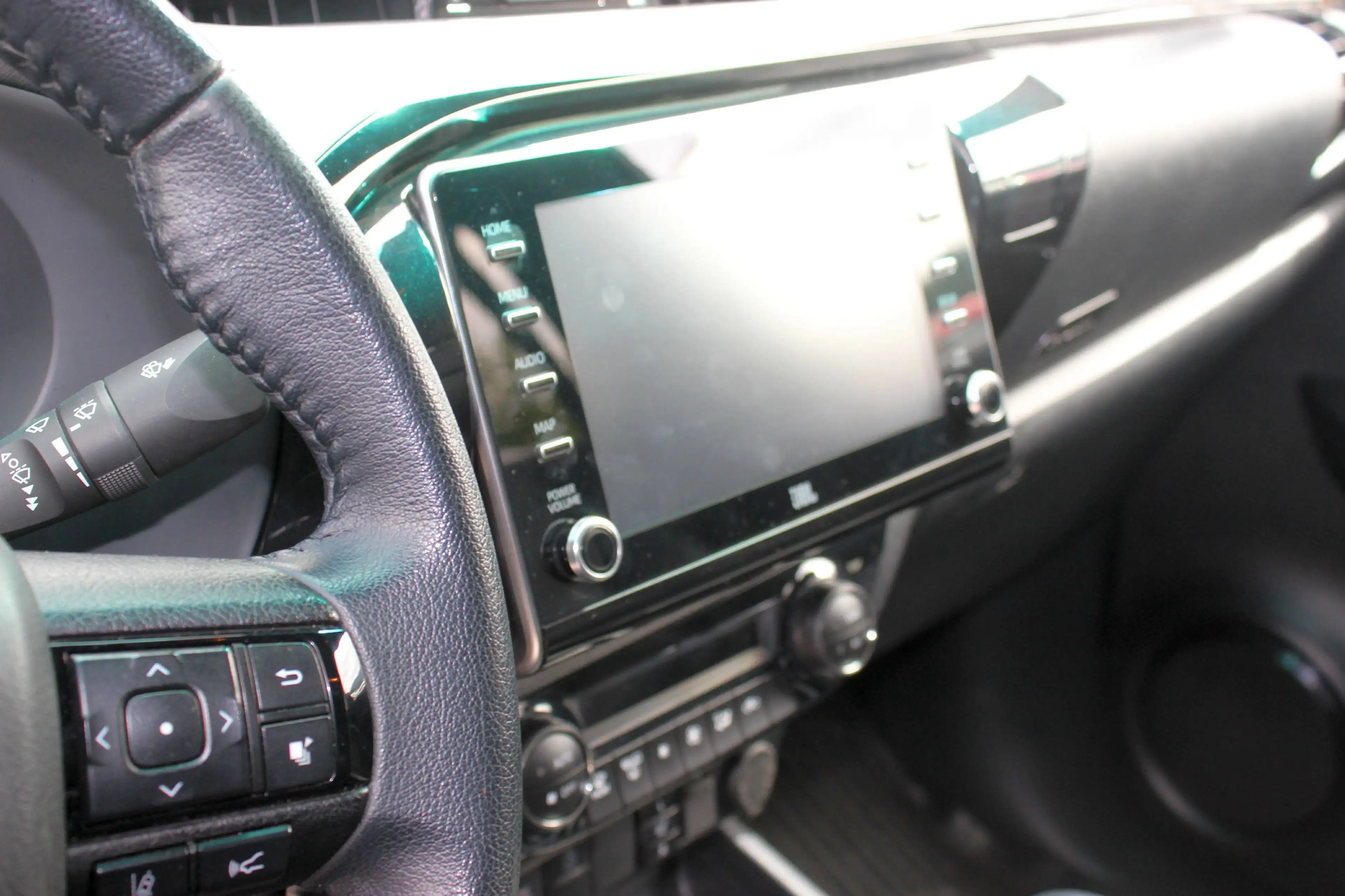Toyota Hilux Double Cab Invincible 4x4 mit Hardtop und Anhängevorrichtung 3500kg — photo 4