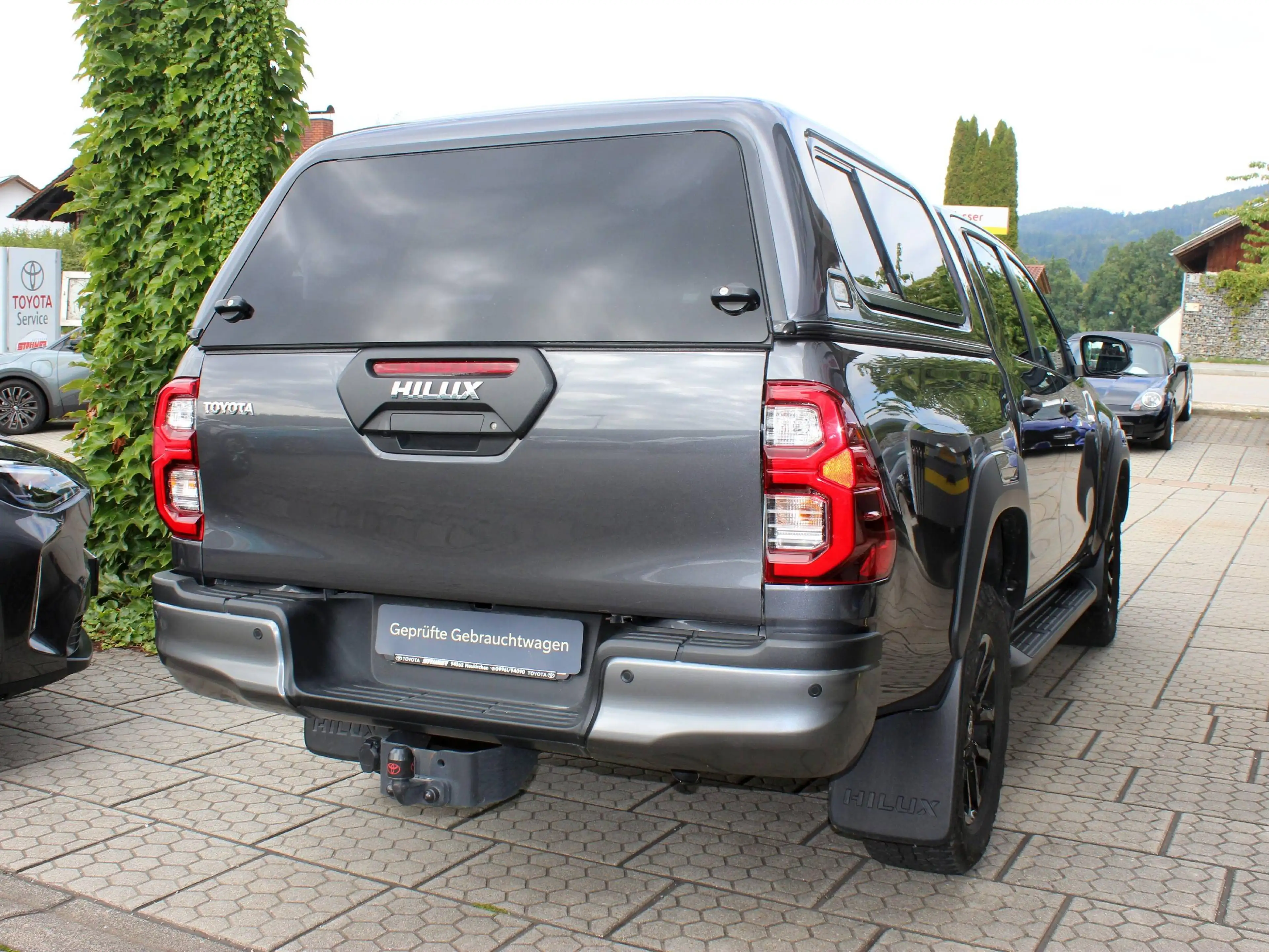 Toyota Hilux Double Cab Invincible 4x4 mit Hardtop und Anhängevorrichtung 3500kg — photo 7