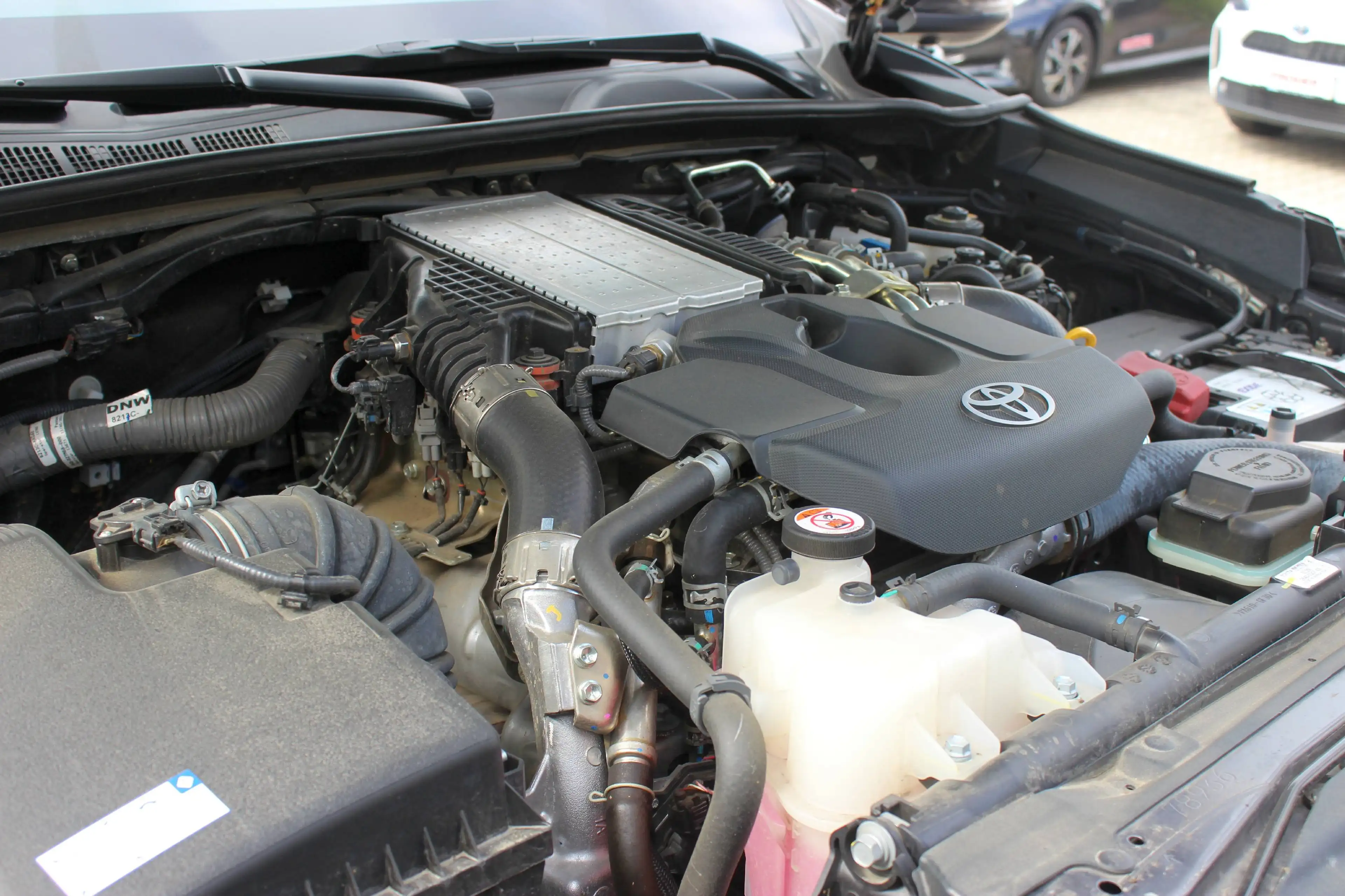 Toyota Hilux Double Cab Invincible 4x4 mit Hardtop und Anhängevorrichtung 3500kg — photo 15