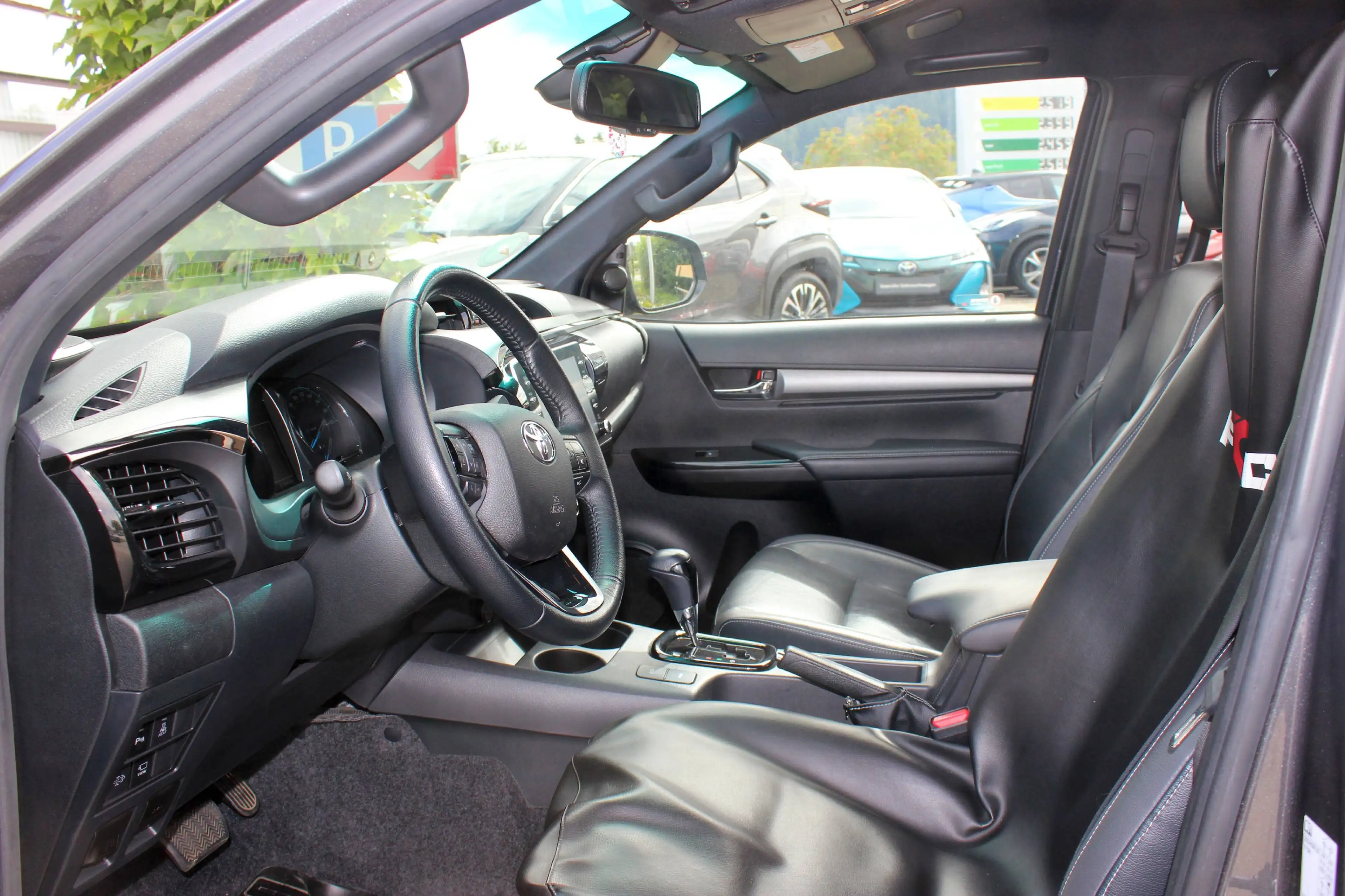 Toyota Hilux Double Cab Invincible 4x4 mit Hardtop und Anhängevorrichtung 3500kg — photo 8