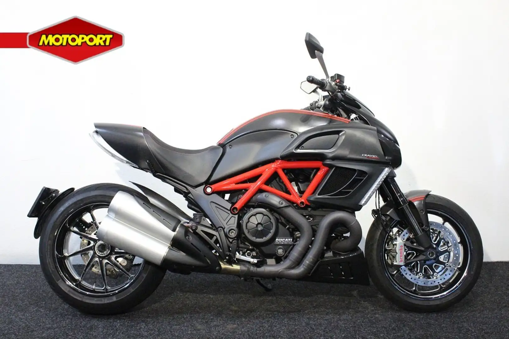 Ducati DIAVAL CARBON Rood - 1