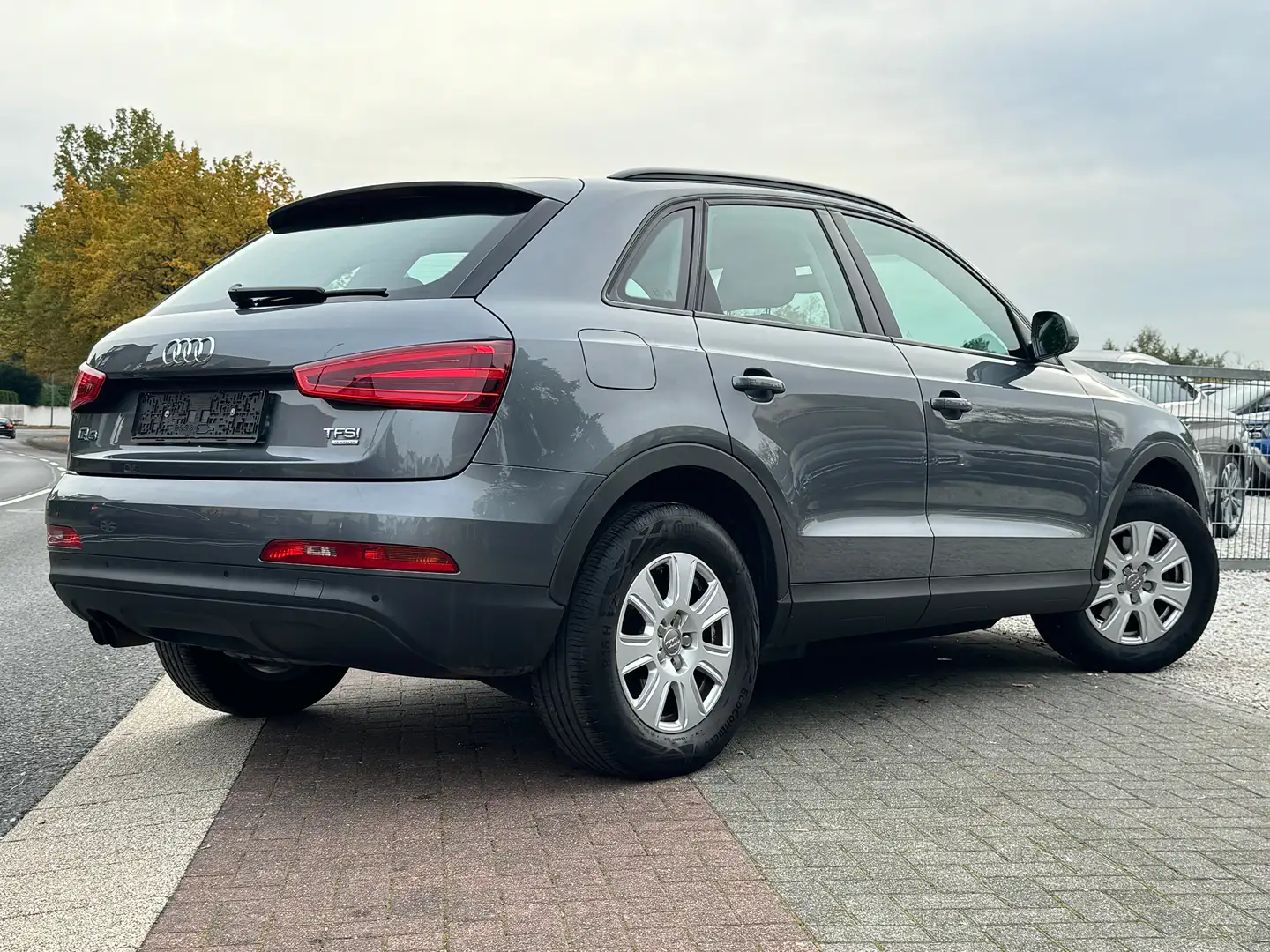 Audi Q3 2.0 TFSI quattro AHK Xenon 1.Hand Unfallfrei TOP Gris - 2