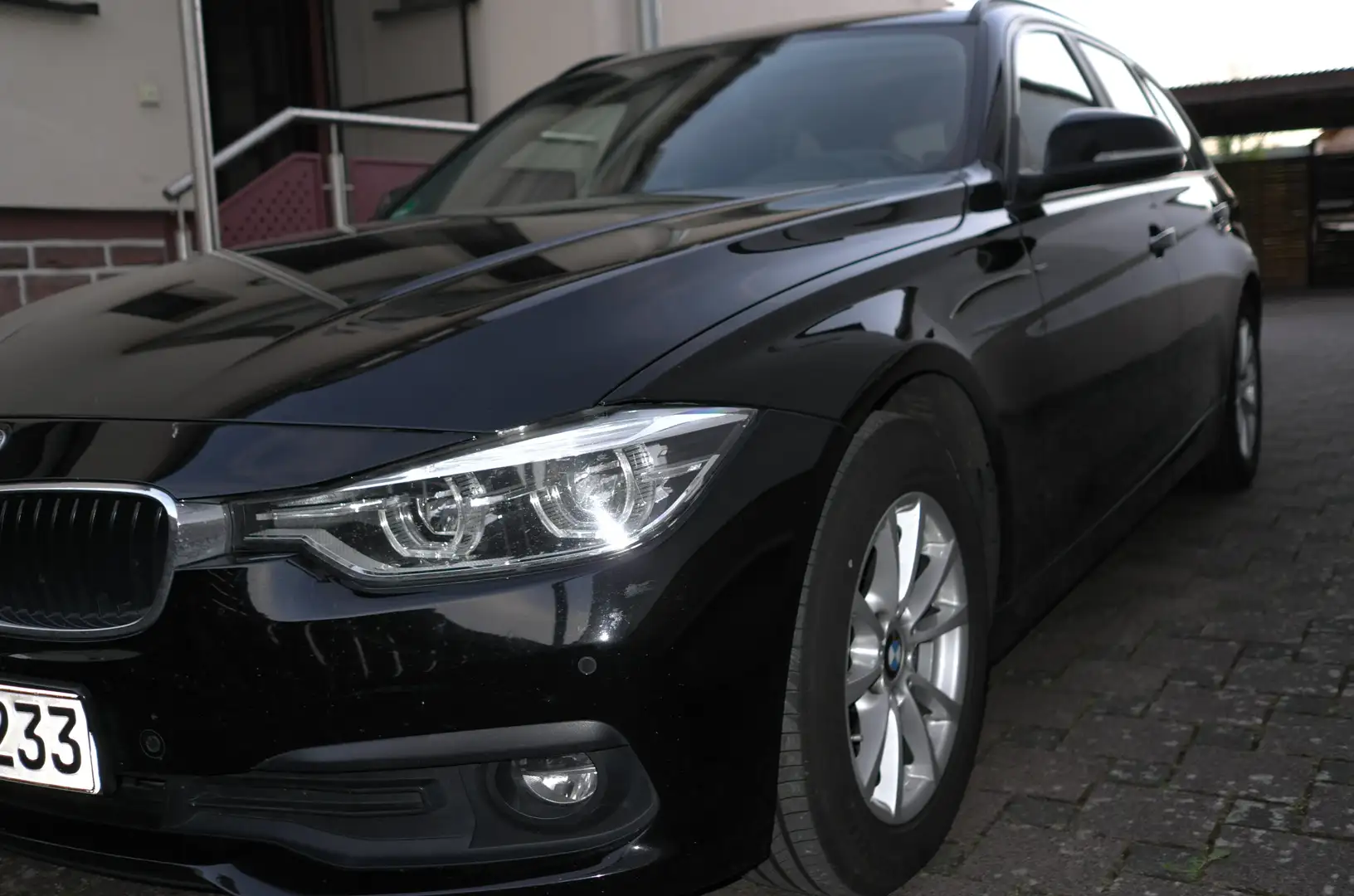 BMW 318 3er Touring 318d Autom Advantage, AHK,LED,Panodach Schwarz - 1