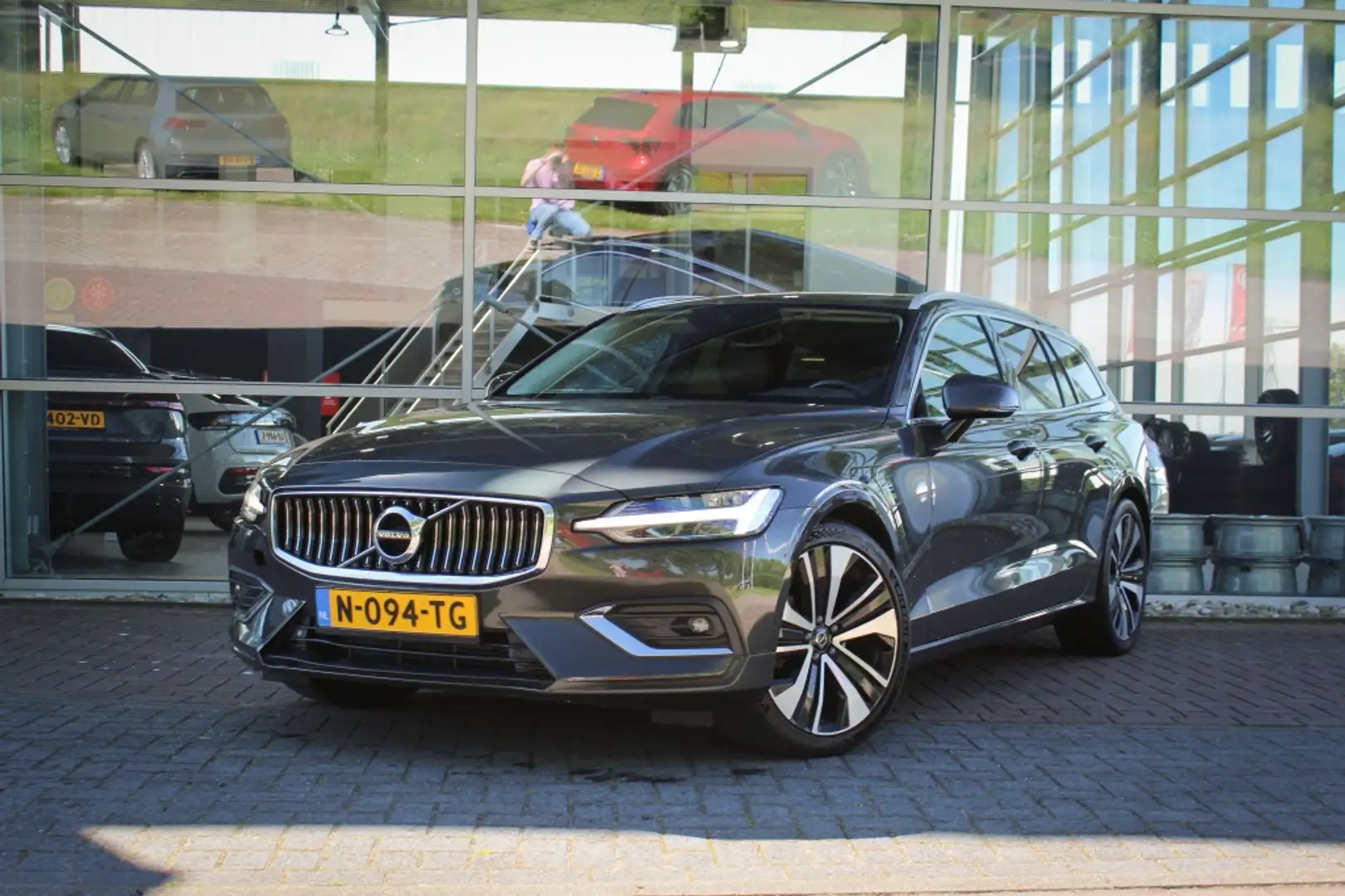 Volvo V60 2.0 D3 Momentum AUT/LEDER/LMV Grijs - 1