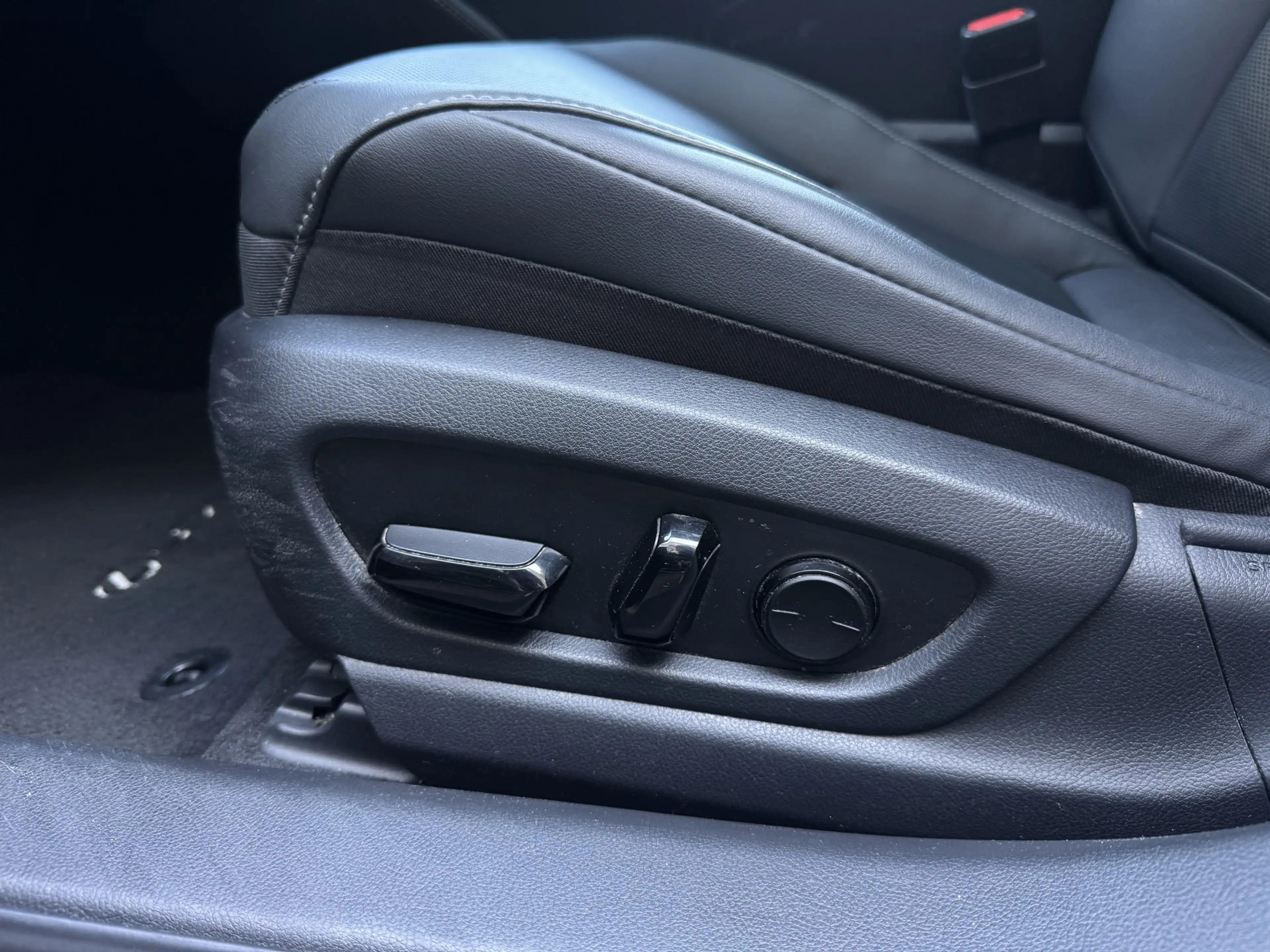 Lexus ES 300 300h Preference Line Business — photo 13