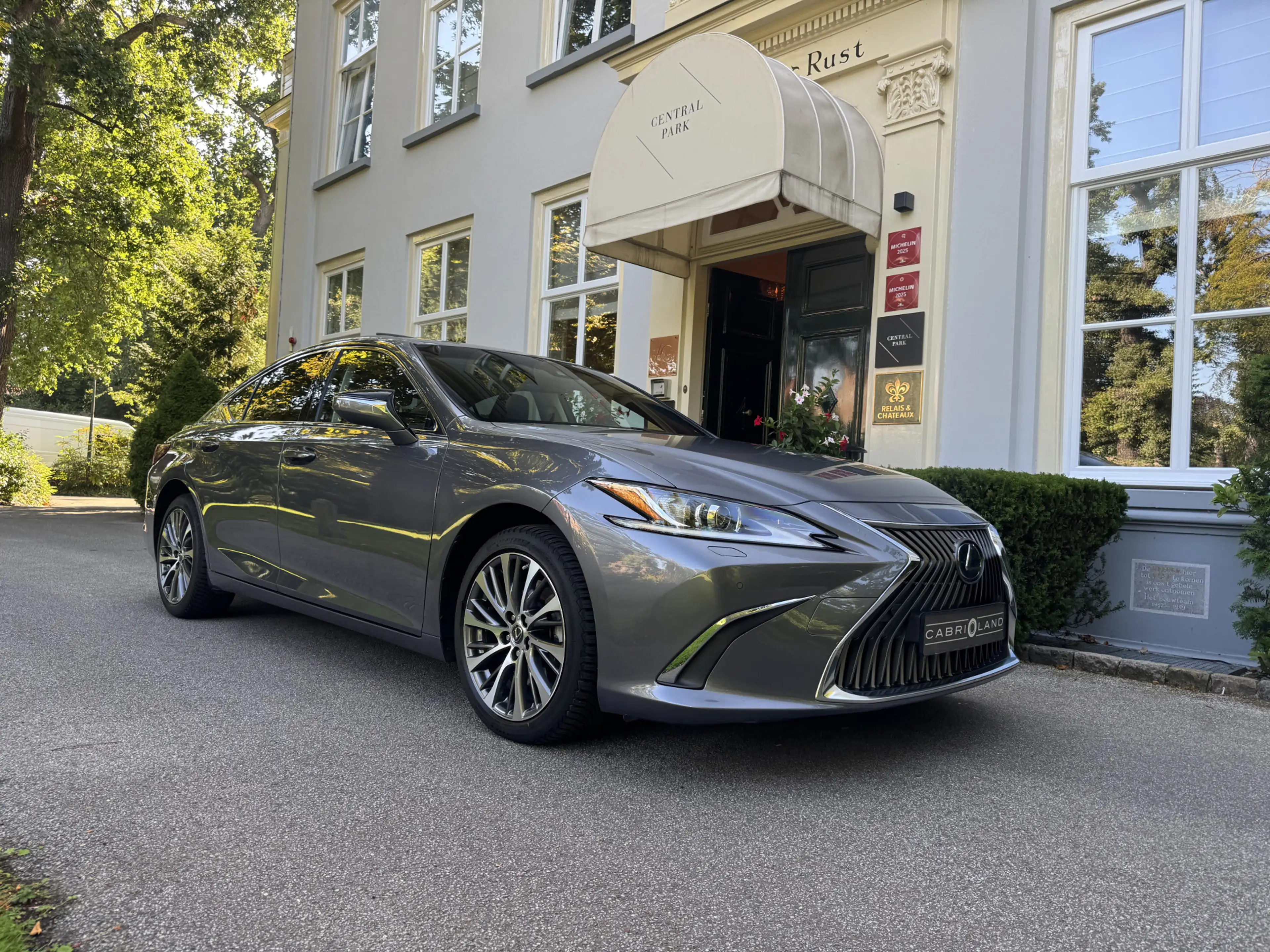 Lexus ES 300 300h Preference Line Business — photo 10