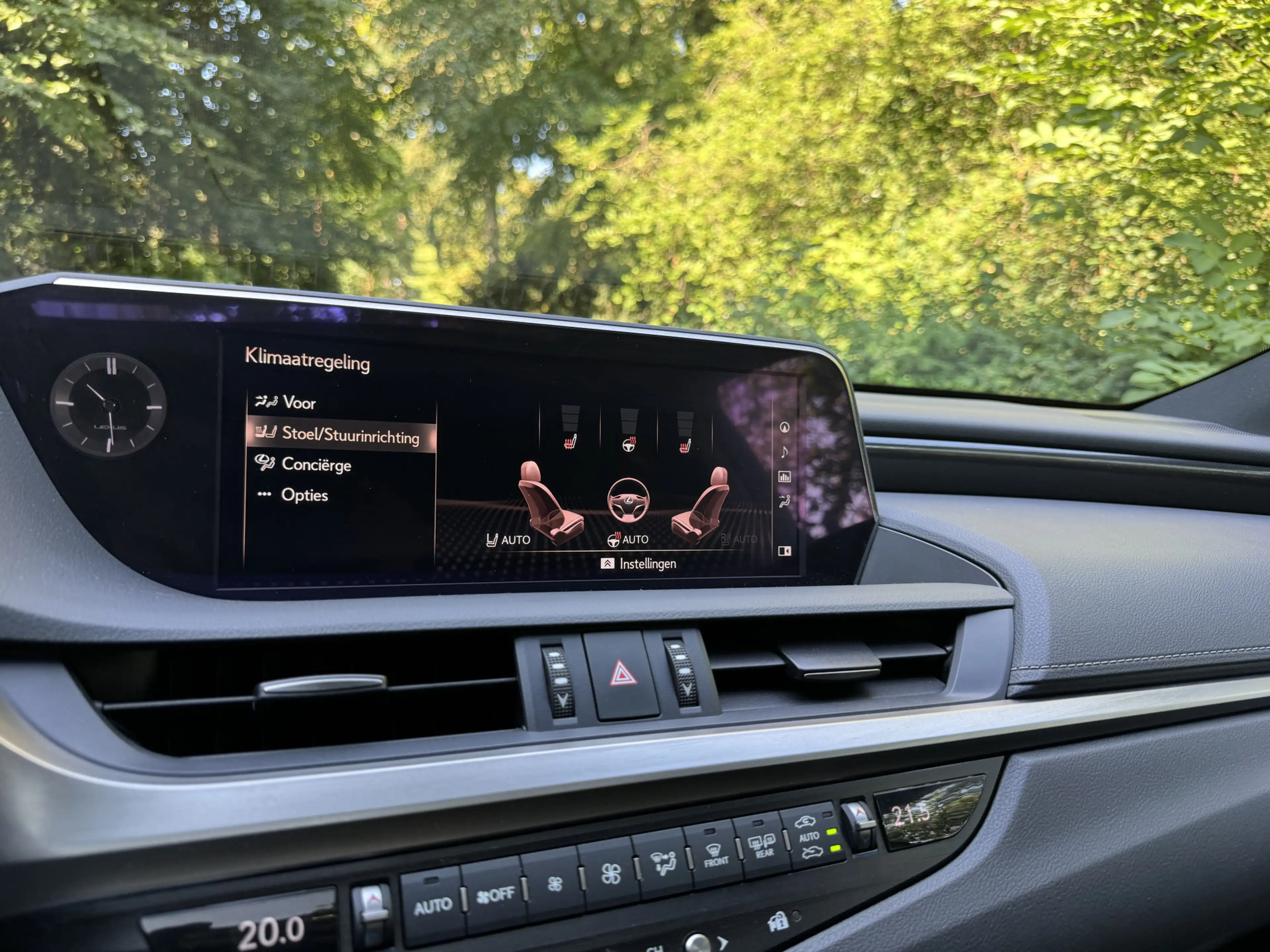 Lexus ES 300 300h Preference Line Business — photo 16