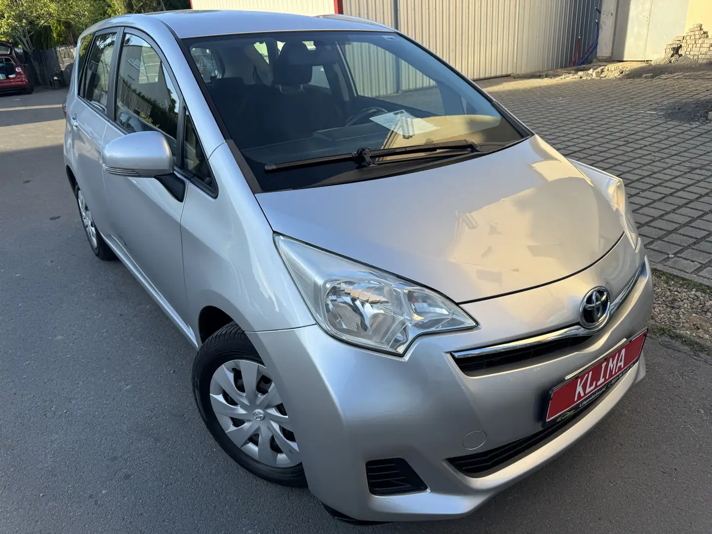 Toyota Verso-S Life/Sehr gepflegt/R.Kamera/Navi/Klima/TÜV Neu Gris - 1