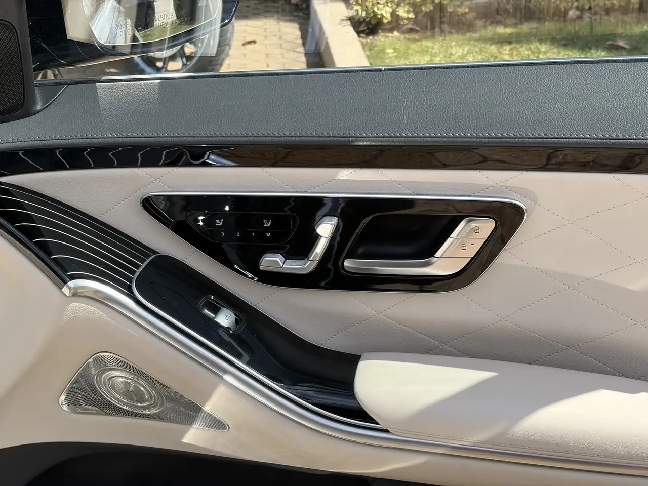 Mercedes-Benz S-Class снимка Mercedes-Benz S-Class