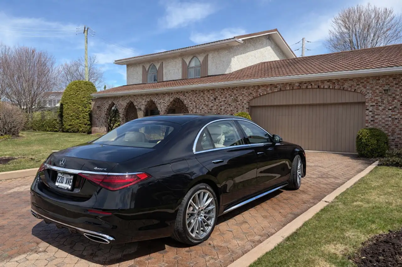 Mercedes-Benz S-Class снимка Mercedes-Benz S-Class