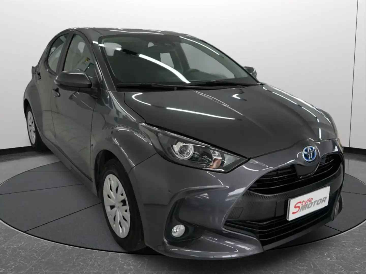 Toyota Yaris 1.5 Hybrid 5 porte Business Grigio - 2