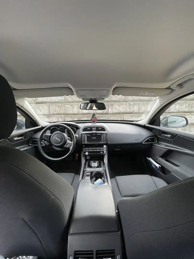 Jaguar XE 2.0d Prestige 180cv auto - 2