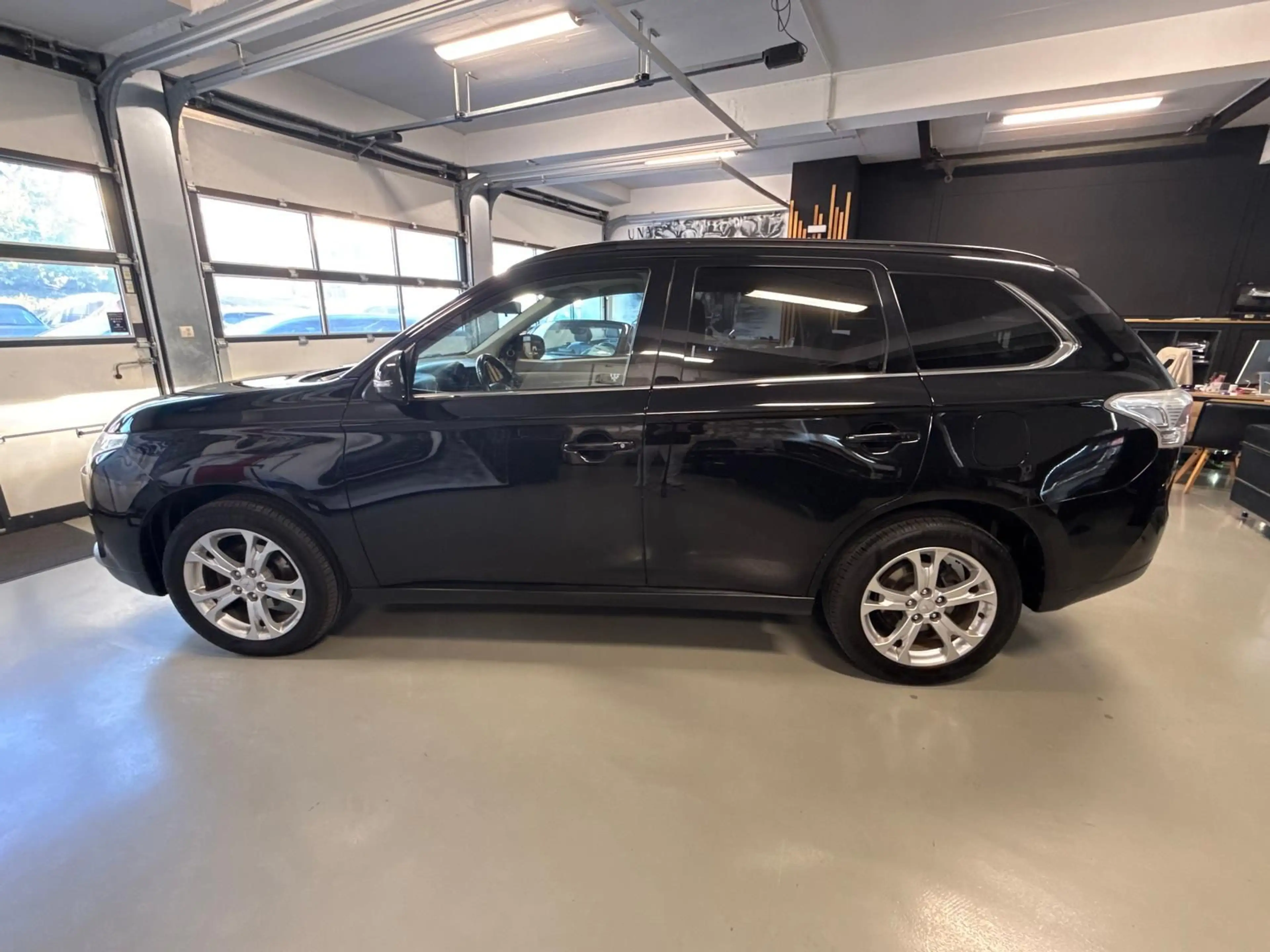 Mitsubishi Outlander 4WD 2.2 D 7-SITZER AHK XENON TEMPOMAT — photo 9