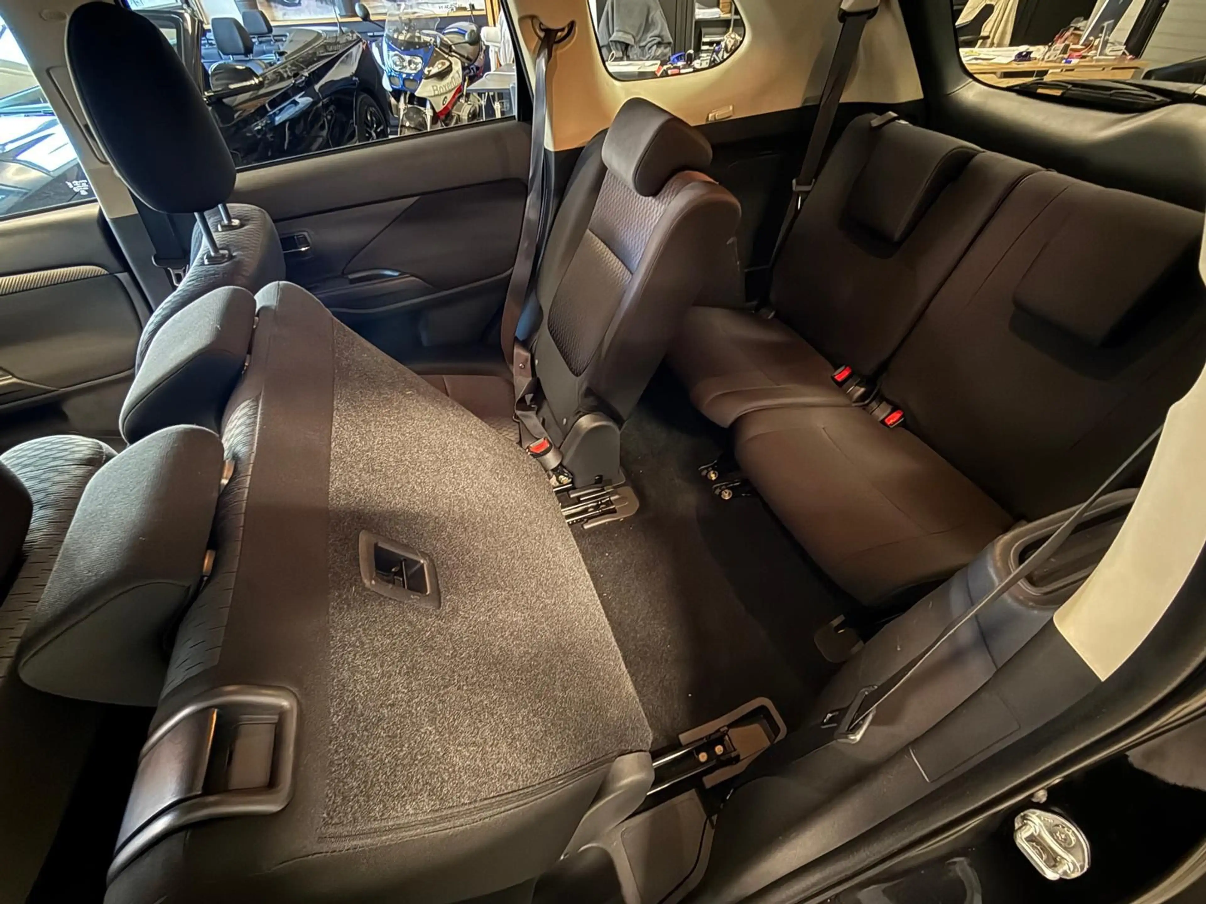 Mitsubishi Outlander 4WD 2.2 D 7-SITZER AHK XENON TEMPOMAT — photo 15