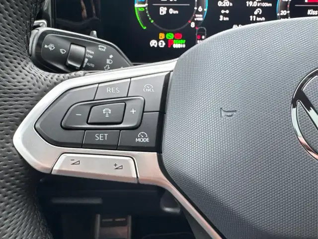 Volkswagen Tiguan R-Line People PLUG-IN+PANO+AHK+HD MATRIX+NAVI+B... Ansicht 19