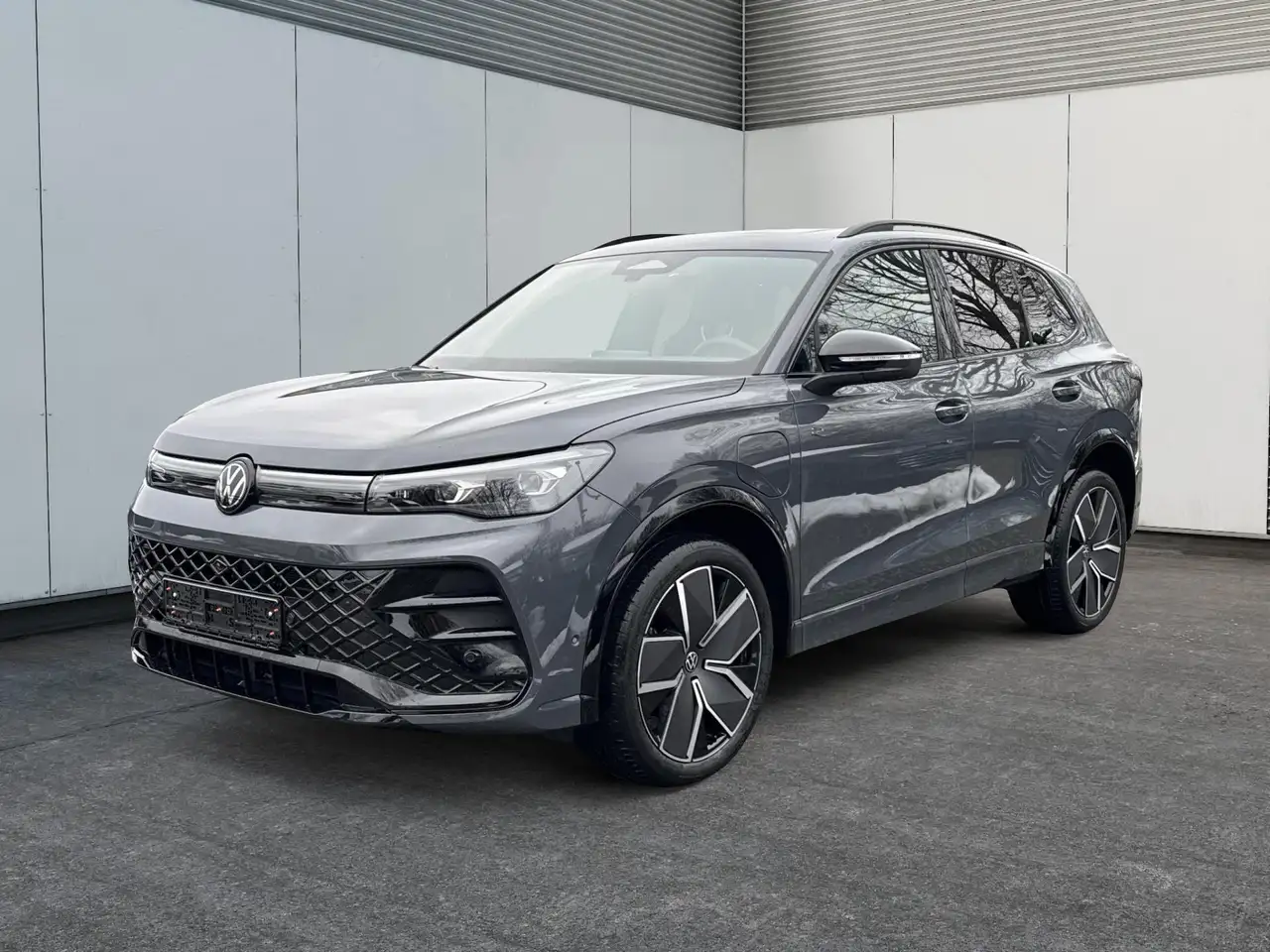 Volkswagen Tiguan R-Line People PLUG-IN+PANO+AHK+HD MATRIX+NAVI+B...