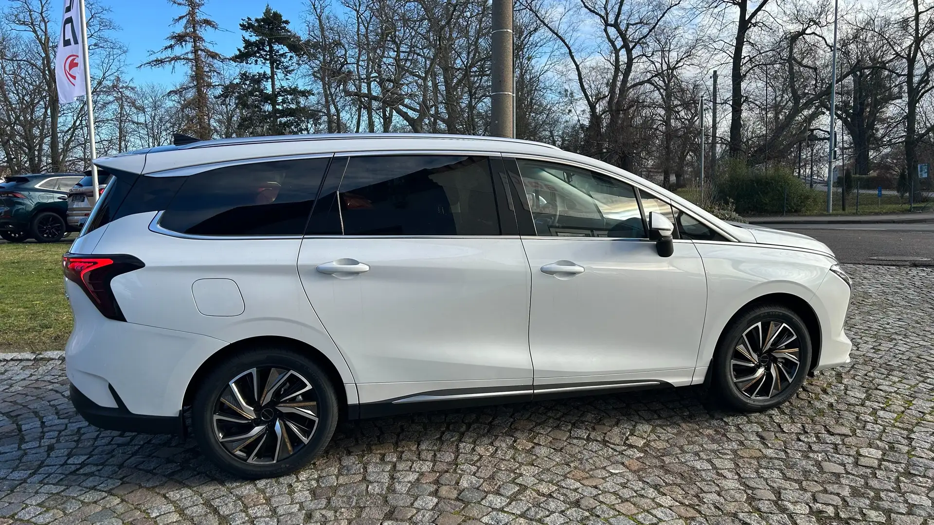 DFSK Forthing 4 U-Tour, Allwetter-Reifen, 360° Kamera, 7-Sitze Blanc - 2