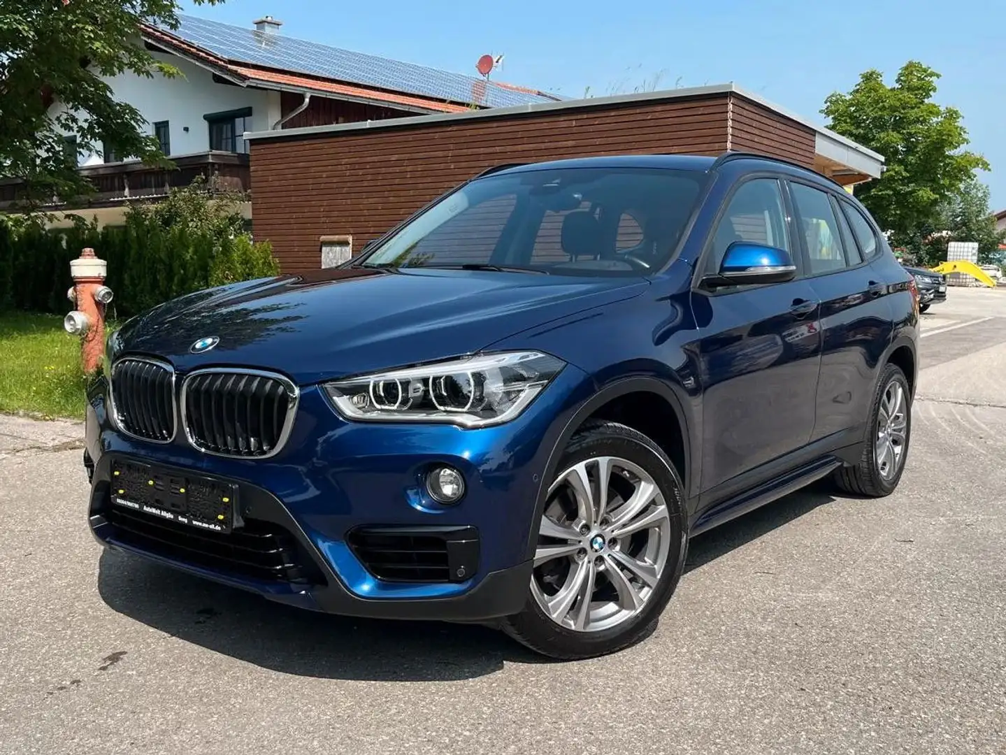 BMW X1 xDrive 20 i Sport Line / LED / NAVI / AHK Bleu - 1