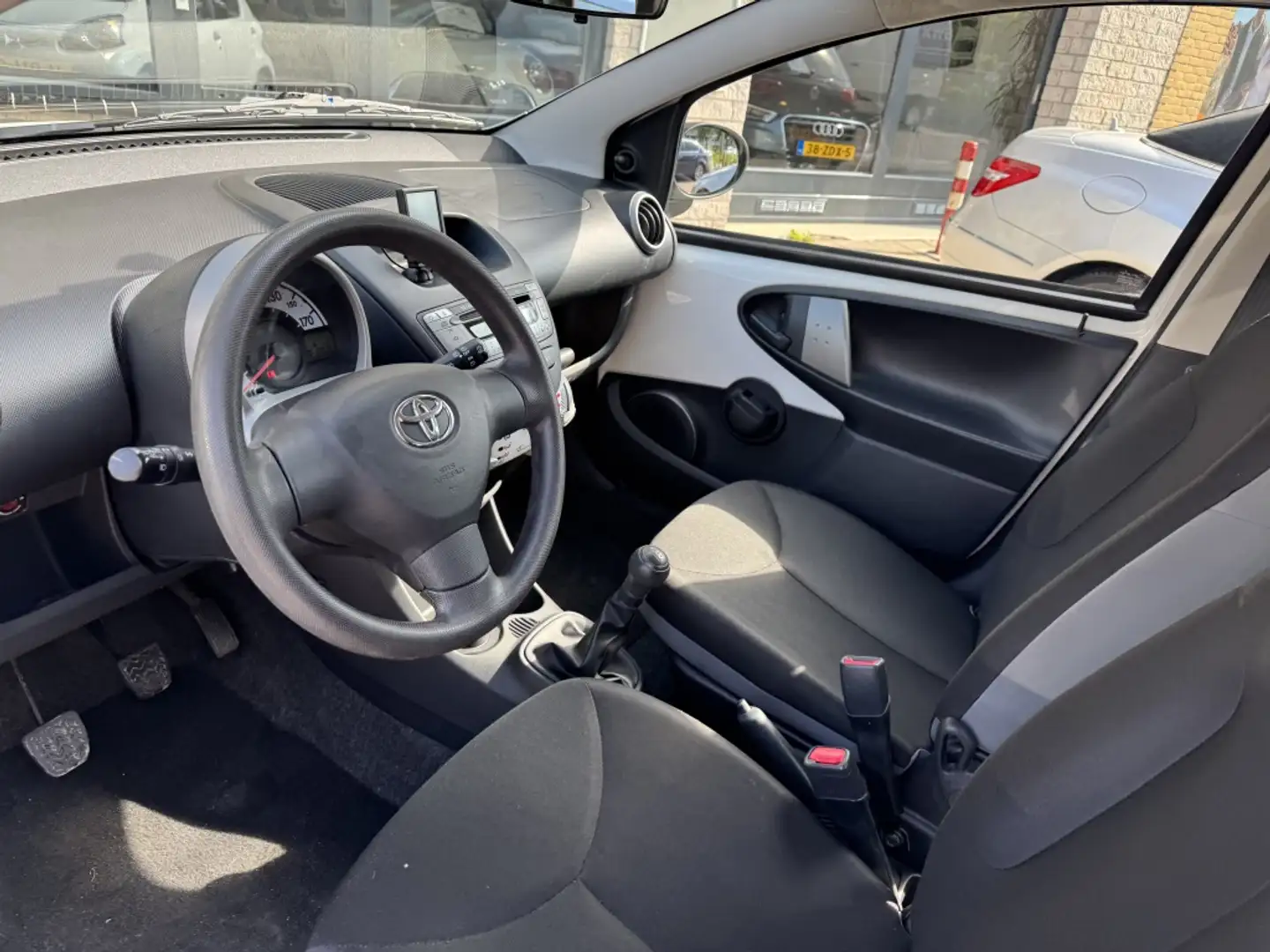 Toyota Aygo 1.0 VVT-i 5Drs Airco Dealer onderhouden Wit - 2