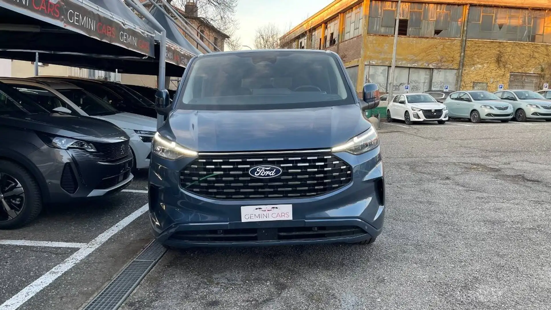 Ford Tourneo 320 2.0 ecoblue 136cv Titanium L2H1 A8 - Km0 Синій - 2