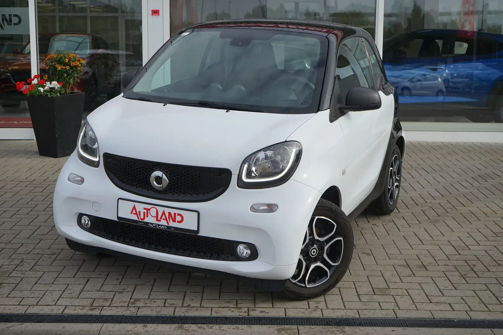 smart forTwo fortwo coupe 1.0 Basis Tempomat Klima Bluetooth Weiß - 2