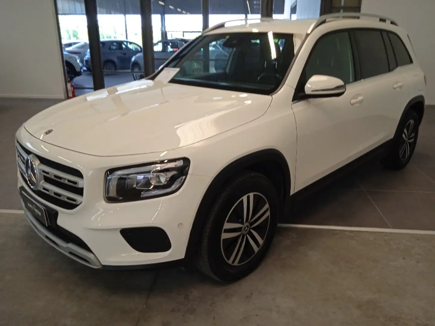 Mercedes-Benz GLB 180 180 d Sport auto White - 1