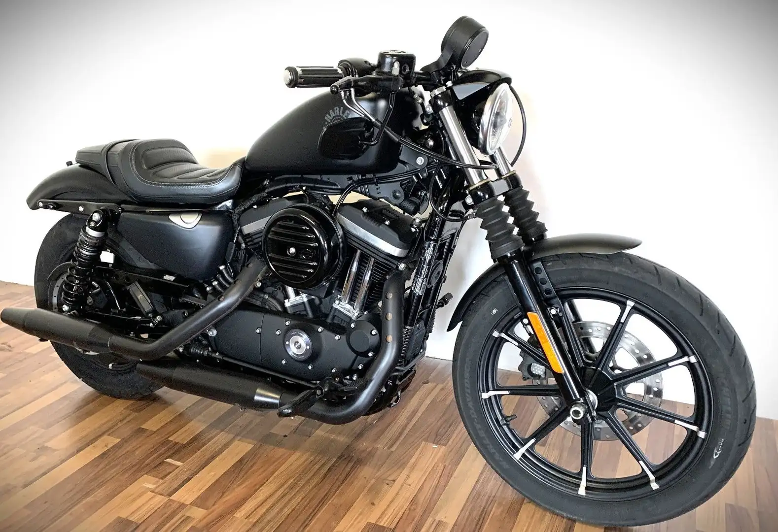 Harley-Davidson Sportster XL 883 N Iron  Roadster Look Zwart - 1