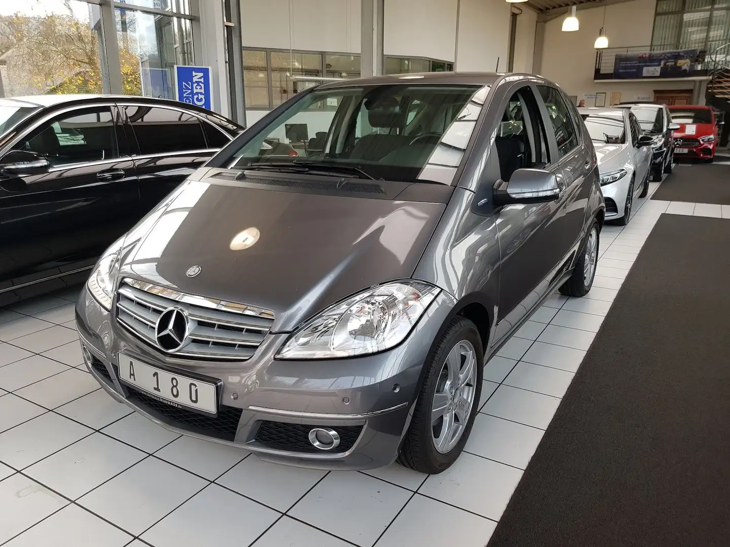 Mercedes-Benz A 180 AVANTGARDE PTS SHZ TEILLEDER KLIMA Grau - 1
