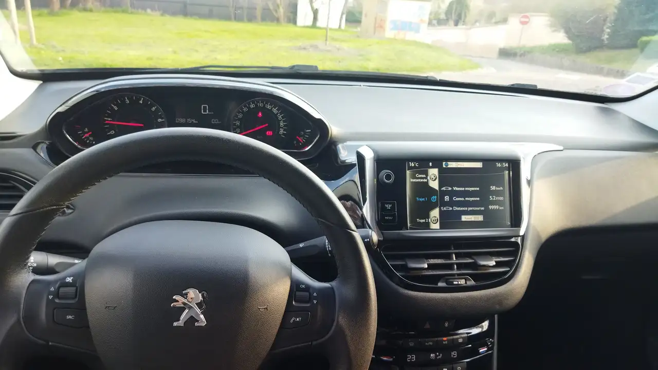 Peugeot 208 208 — photo 12