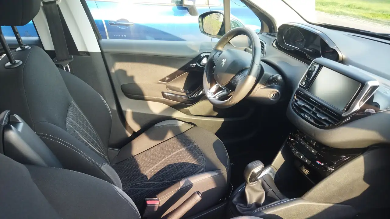 Peugeot 208 208 — photo 9