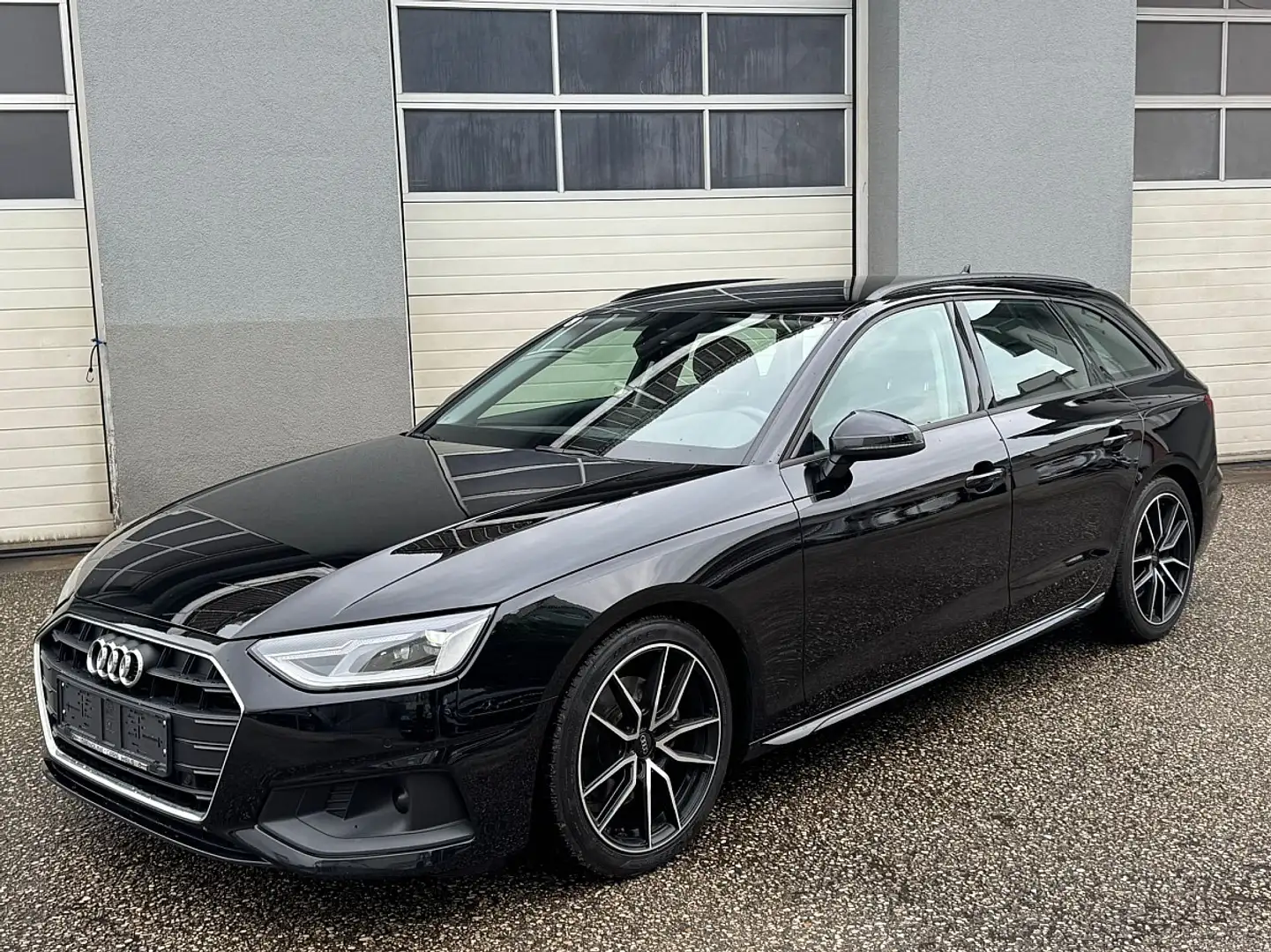 Audi A4 Avant 30 TDI S-tronic Schwarz - 1