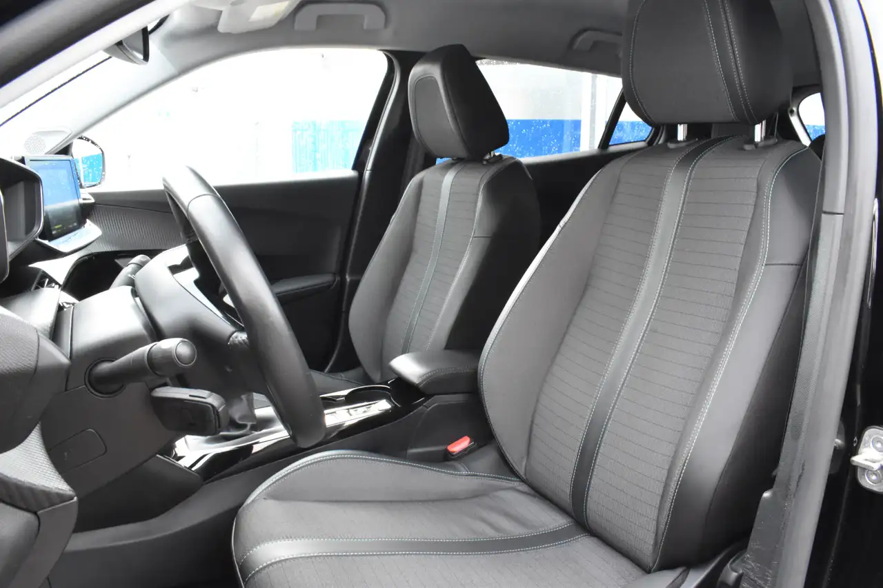 Peugeot 2008 PureTech 110 Allure Carplay Keyless Trekhaak, миниатюра 2