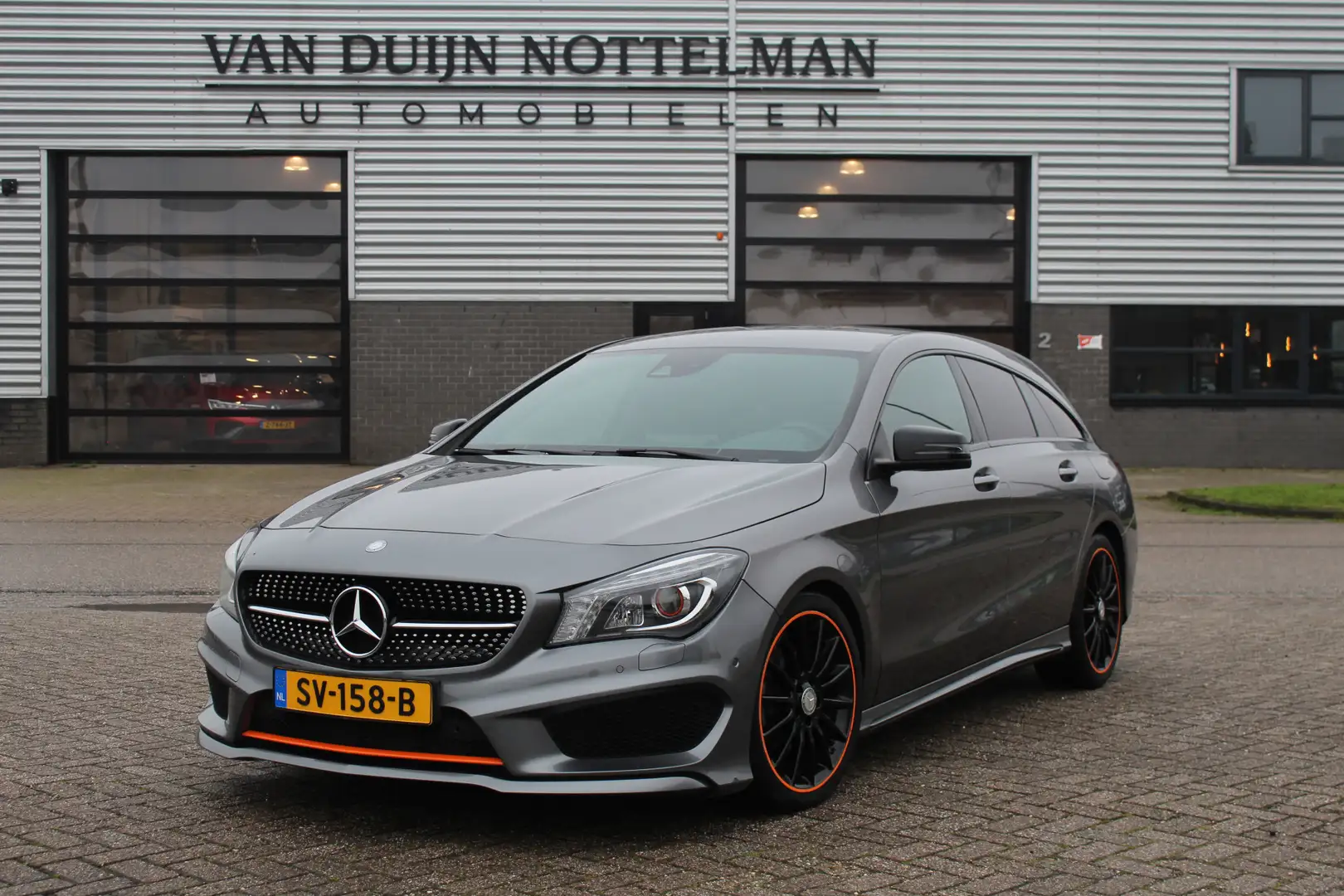 Mercedes-Benz CLA 180 Shooting Brake OrangeArt Edition / AMG / Stoelverw Grijs - 1