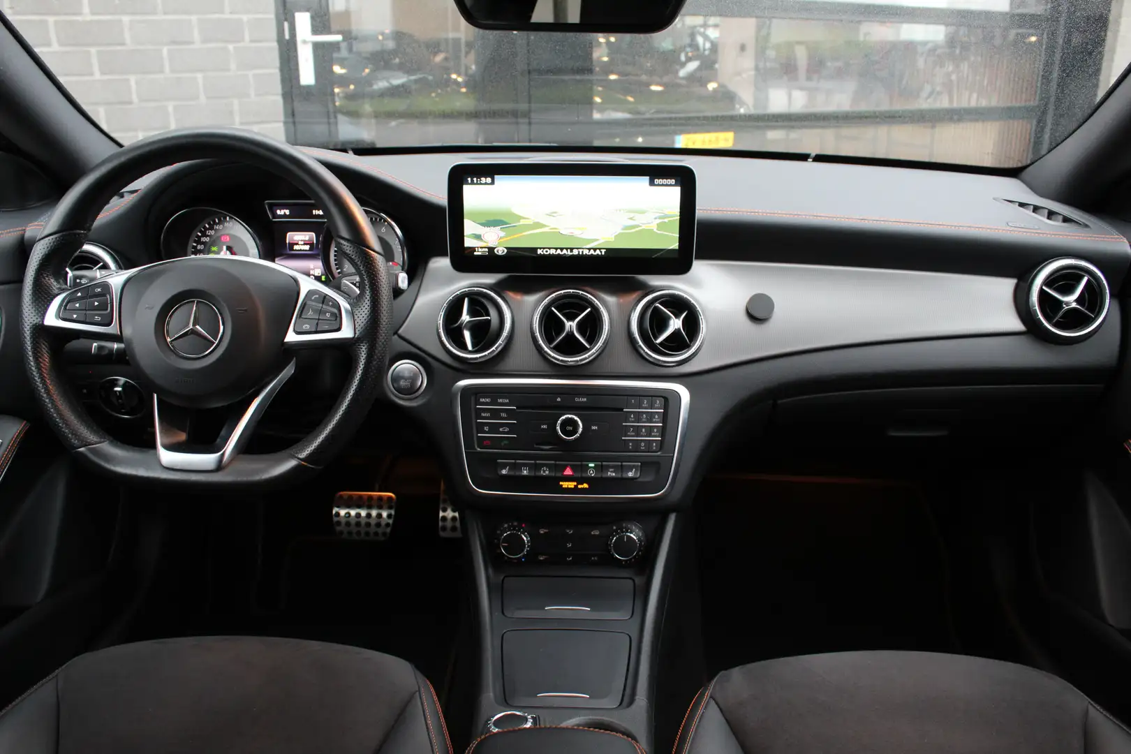 Mercedes-Benz CLA 180 Shooting Brake OrangeArt Edition / AMG / Stoelverw Grijs - 2