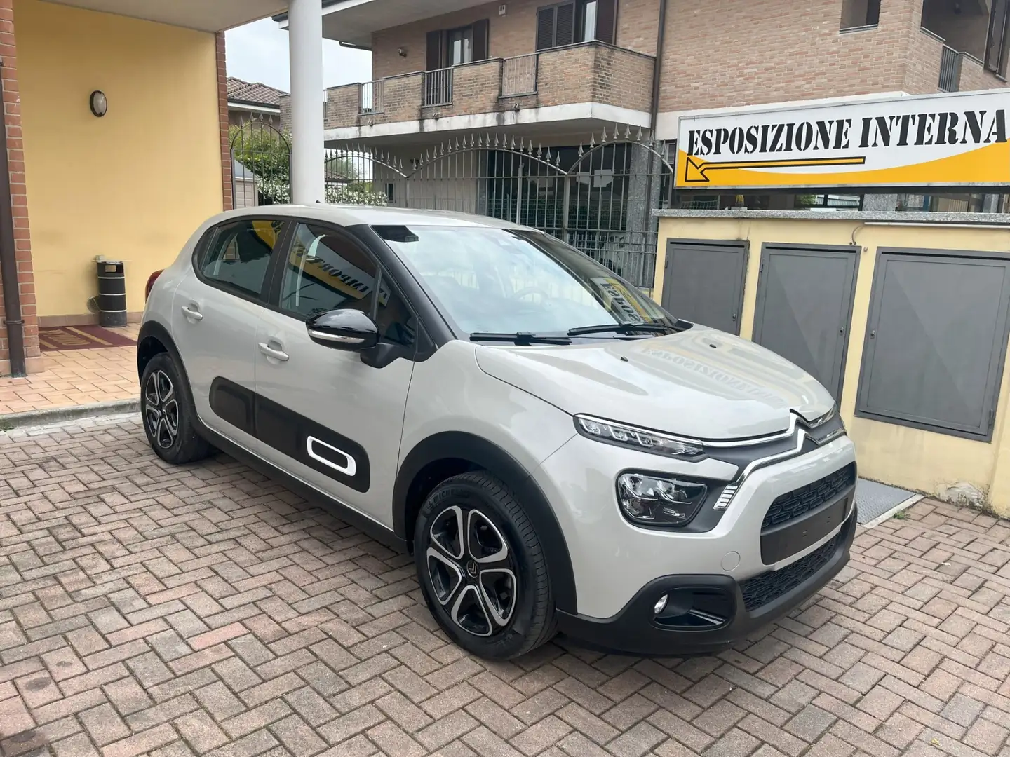 Citroen C3 PureTech 83 S&S Plus - Neopatentati - Navigatore S Beige - 2